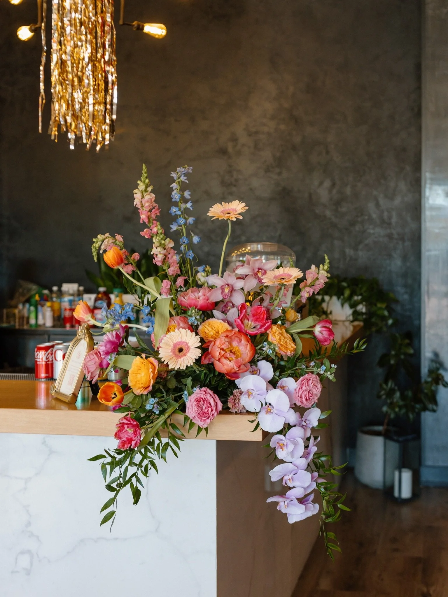 One of the most visited places of your wedding night? The Bar! We highly recommend adding bar florals for you your guests to enjoy as they wait for their drinks all night 🌸✨ The extra special touch your guests will enjoy.
 @effngood 
Photos by the a