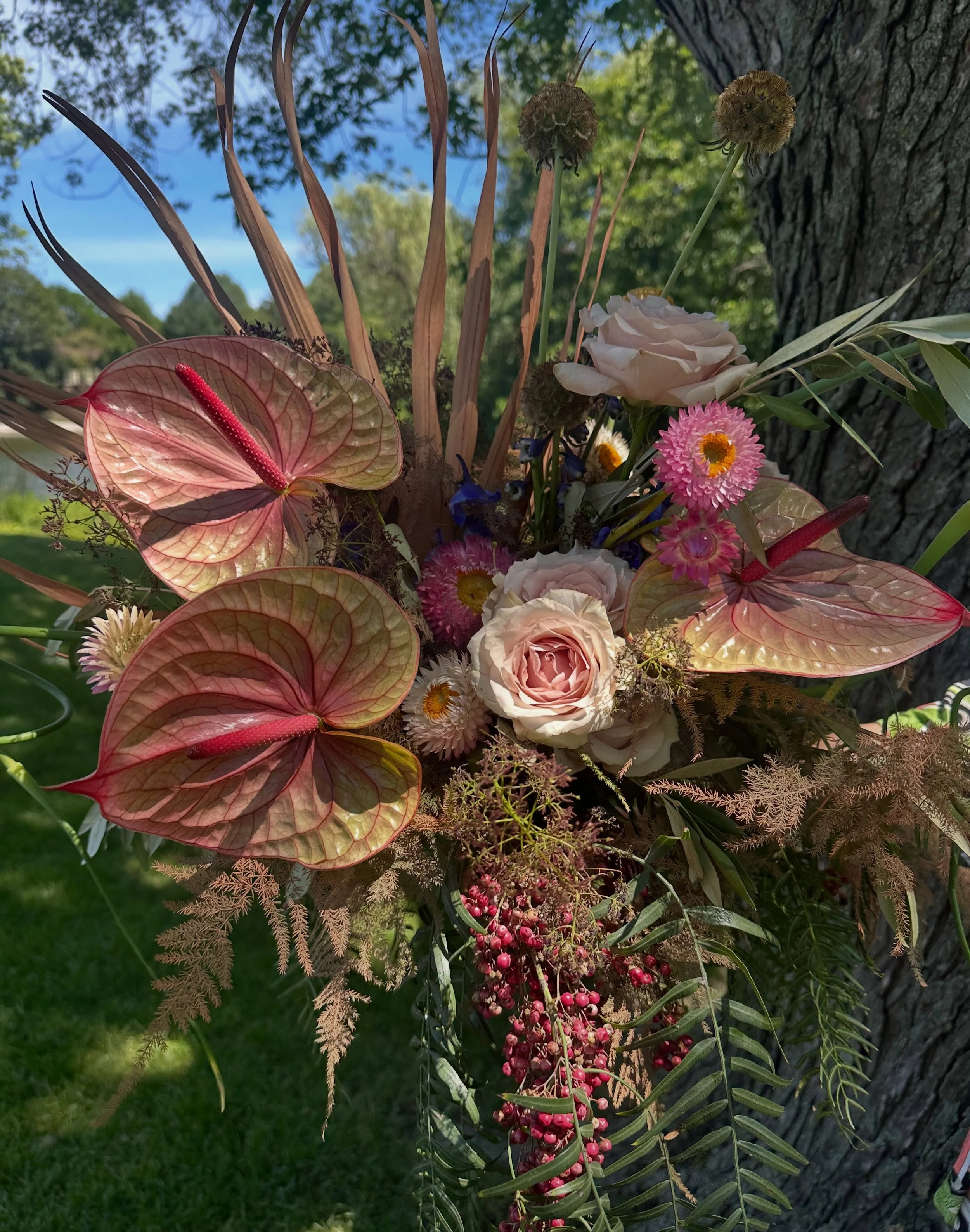 Featuring some of my favorites:
Tequila Anthurium 
Sahara rose
Scabiosa pods
Pepperberry
Strawflower

.
#davincirose #mkeweddingflorist #chicagoweddingflorist  #brides2026 #brides2027