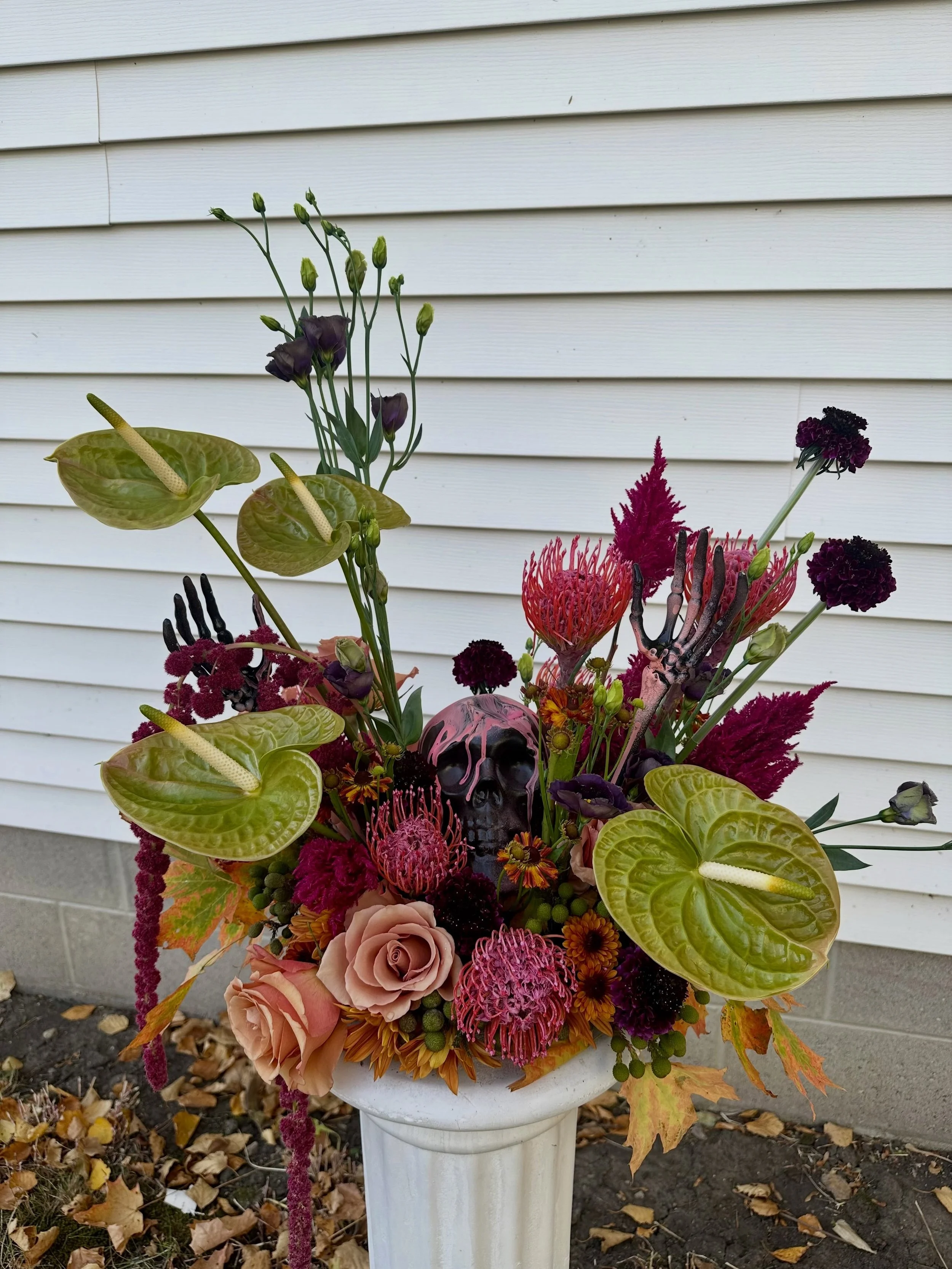 Raise your hand if you're ready to get Halloweird this weekend🙋🏼&zwj;♀️🙋🏼&zwj;♀️🙋🏼&zwj;♀️ 

.
#davincirose #mkeweddingflorist #chicagoweddingflorist  #brides2028 #brides2027