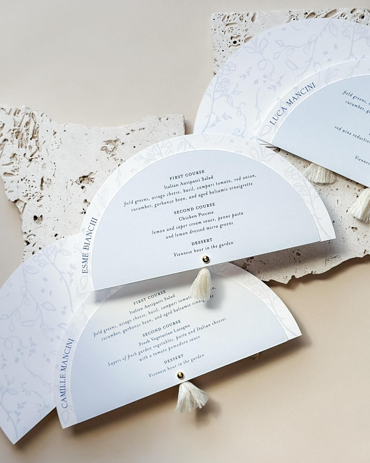 How to personalize your wedding tablescape ⬇️ 

We love a two-in-one solution when it comes to weddings. Consider a place-card menu that assigns your guests seat and also displays their entr&eacute;e selection.
&bull;
&bull;
#menucard #menucards #pla