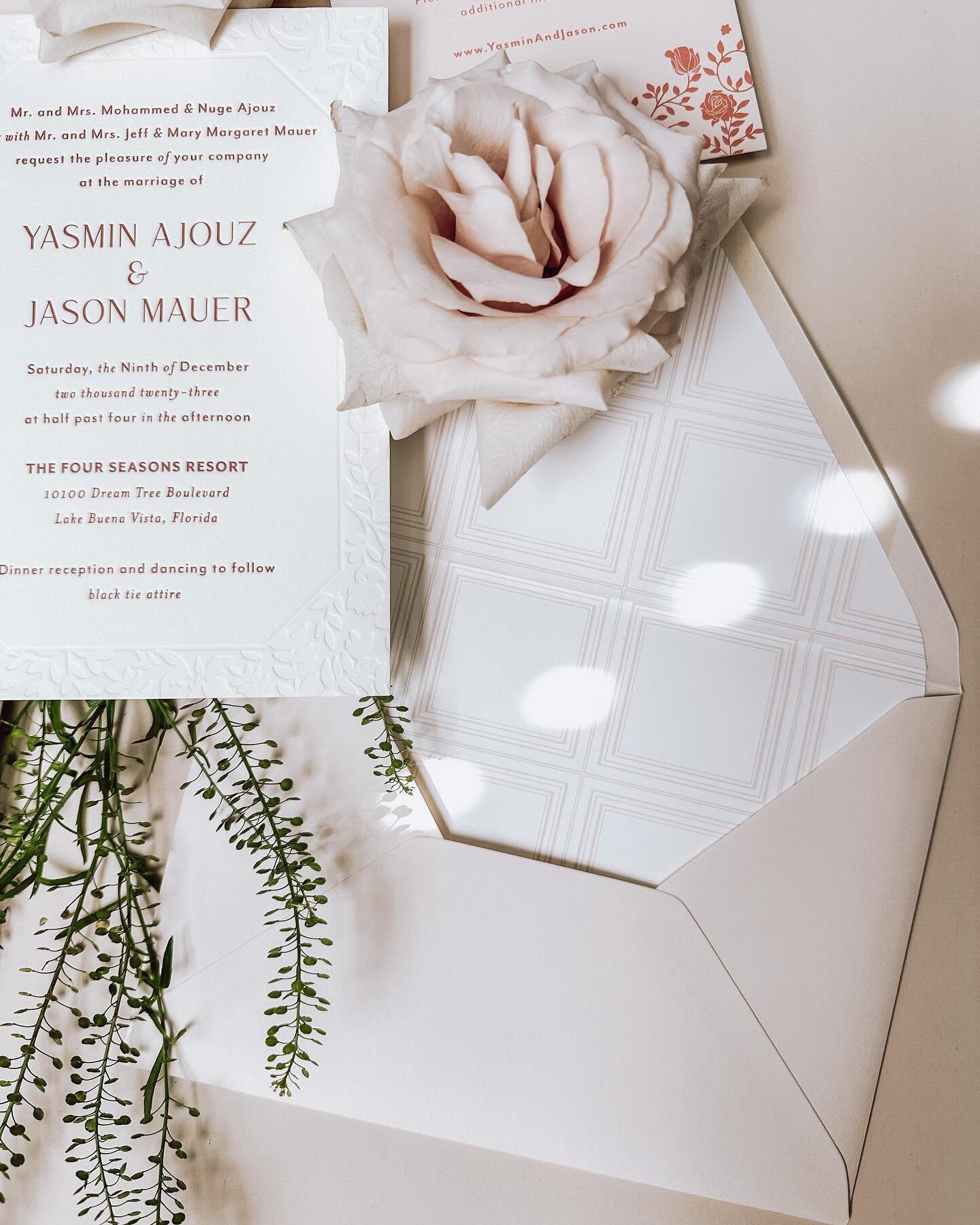 Giving these envelope liners their spotlight! We wanted to incorporate the amazing design from the foyer at the @fsorlando and I think we nailed it! Envelope liners are such a great way to get playful with your artwork.

Stationary + Signage: @themox
