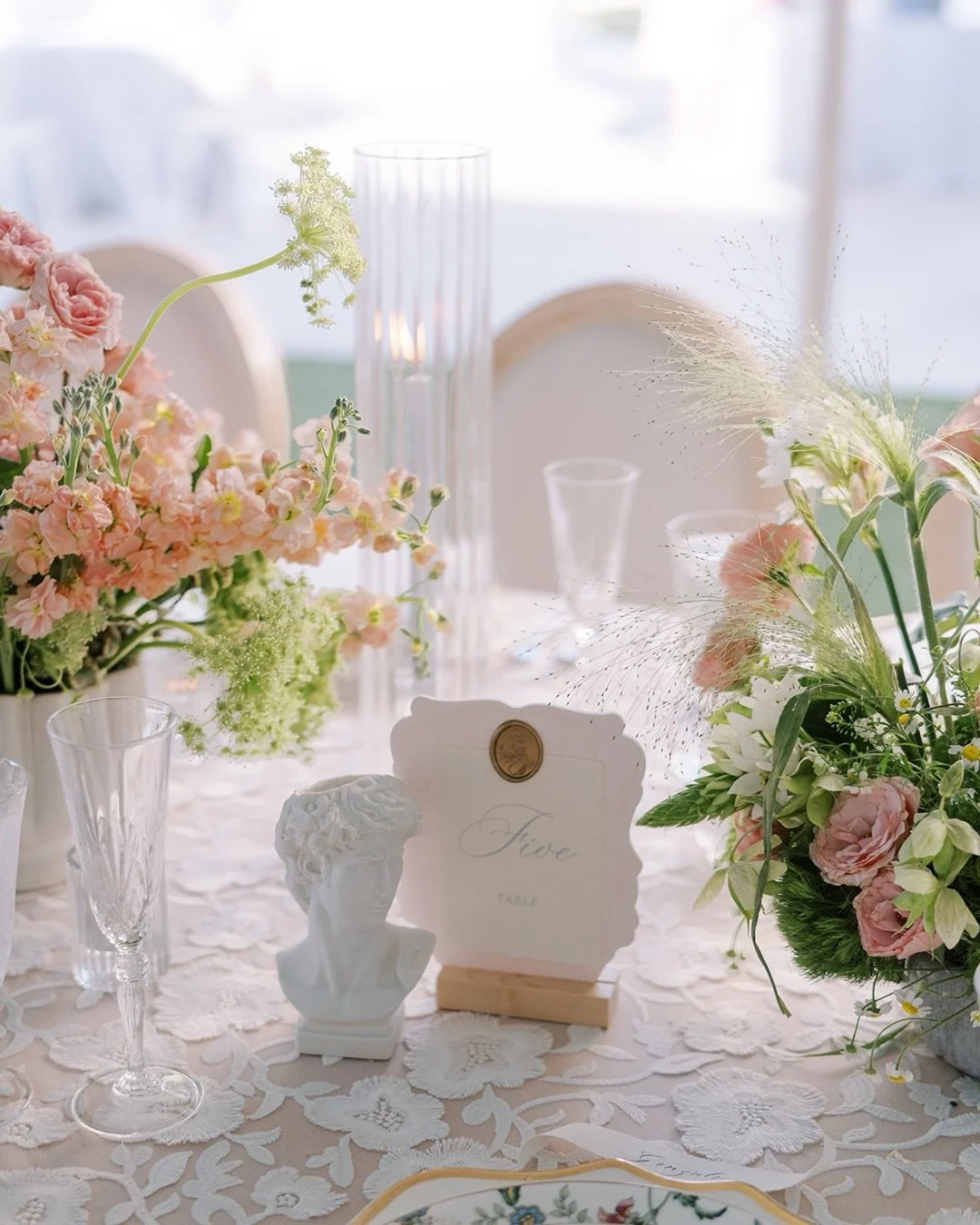 The perfect details for Balee and Nathan&rsquo;s Bridgerton inspired wedding✨

Vendor Team:
Planning &amp; Design: @rootstostems
Venue: @bellacosaweddings
Photography: @marykatesteele
Videography: @skylarball_
Content Creator: @kim.eventcontent
Hair 