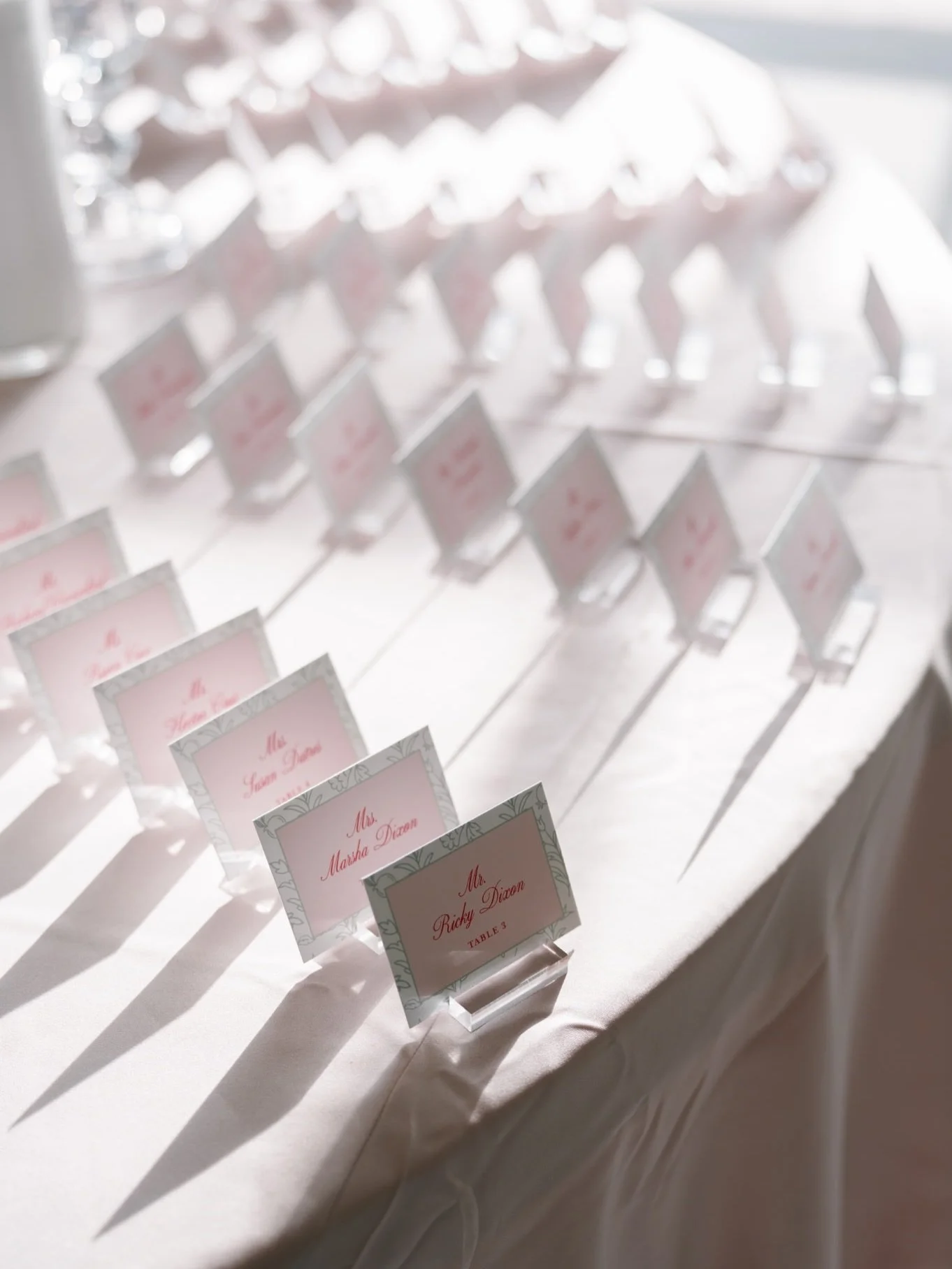 We carried this custom pattern from Victoria and Jake&rsquo;s invitation suite through to these extra thick escort cards. This beautiful display guided guests to their seats for the night 🩷

Planning &amp; Design: @carlisharoseevents
Venue: @jwmarri