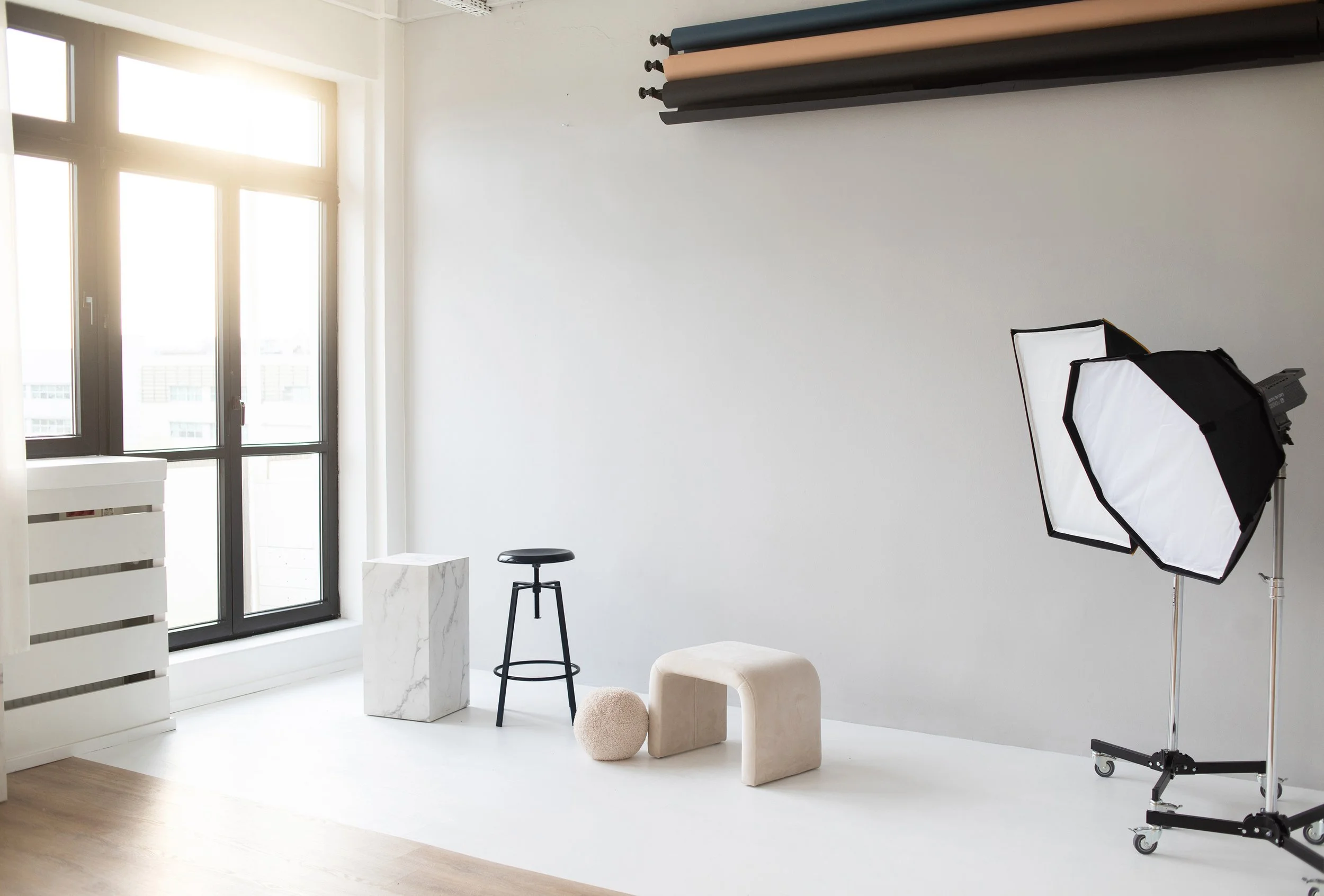 Sprzęt oświetleniowy: lampy stale Aputure Amaran, Godox, lampy błyskowe Quadralite, oraz modyfikatory, softboxy, blendy, statywy Manfrotto, wszystko jest w cenę.