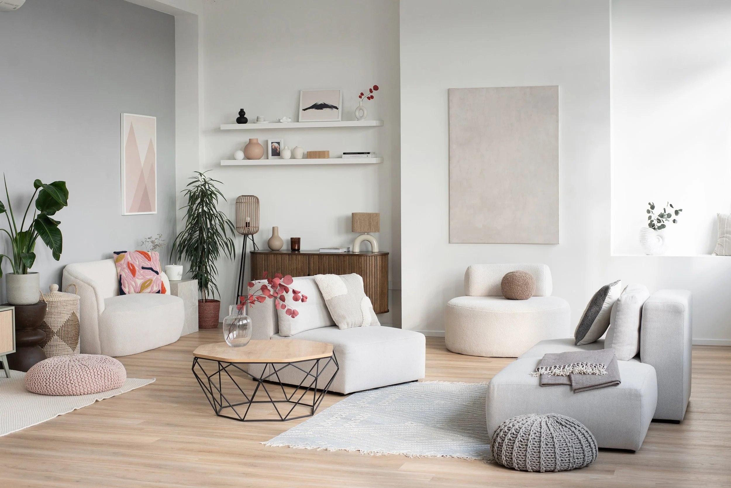 Nasze studio fotograficzne to nowoczesny salon z białymi sofami, drewnianym stolikiem kawowym i dzianinowymi pufami. Jasna i funkcjonalna sala, idealna nadaje się na wynajem na sesje zdjęciowe, nagrania, warsztaty.