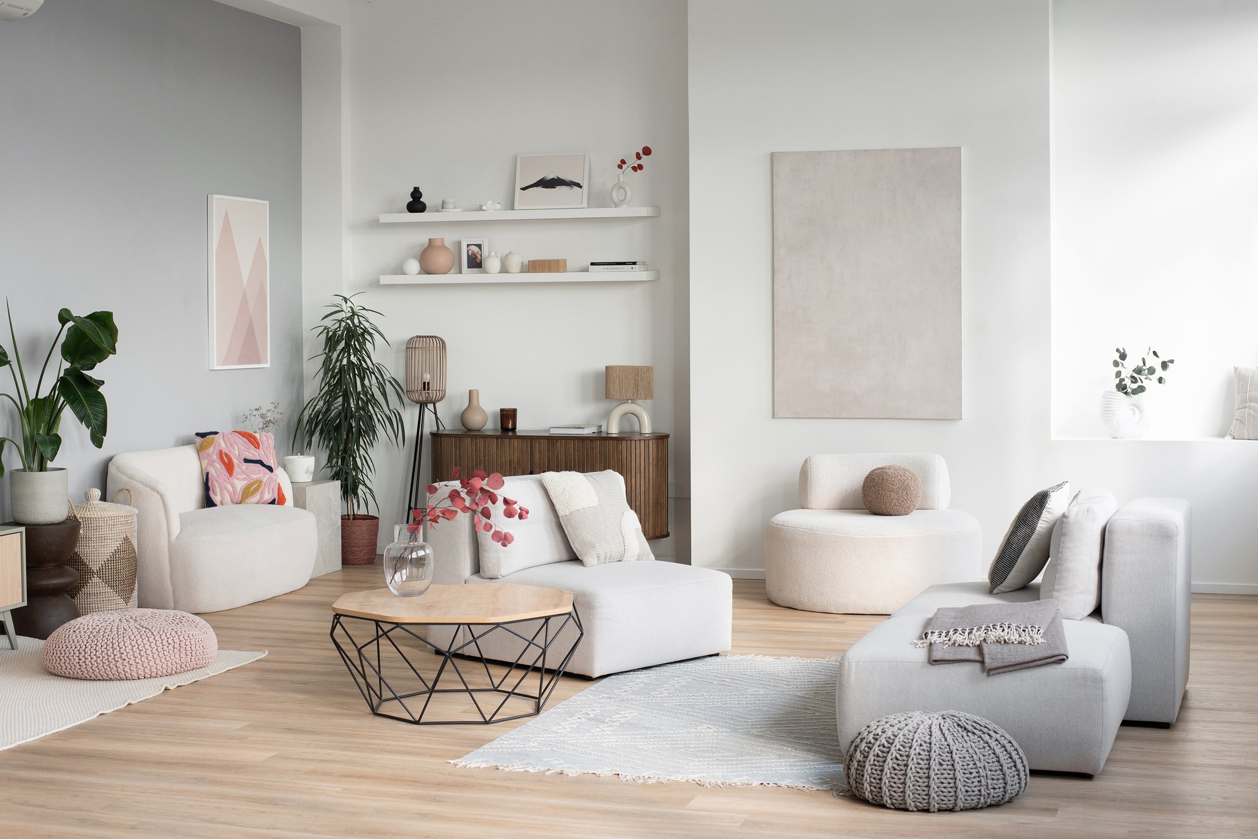 Nasze studio fotograficzne to nowoczesny salon z białymi sofami, drewnianym stolikiem kawowym i dzianinowymi pufami. Jasna i funkcjonalna sala, idealna nadaje się na wynajem na sesje zdjęciowe, nagrania, warsztaty.