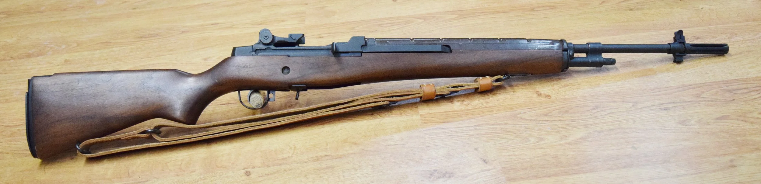 Springfield Armory (Geneseo, IL) M1A semi-auto rifle, .308 Win (7.62mm NATO) / Modified commercial version of issued US Rifle M14, s# 067901, leather sling