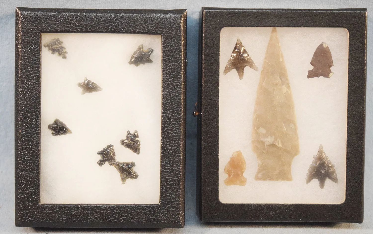 2 pcs: Artifact case with (7) obsidian points & artifact case with (5) obsidian points
