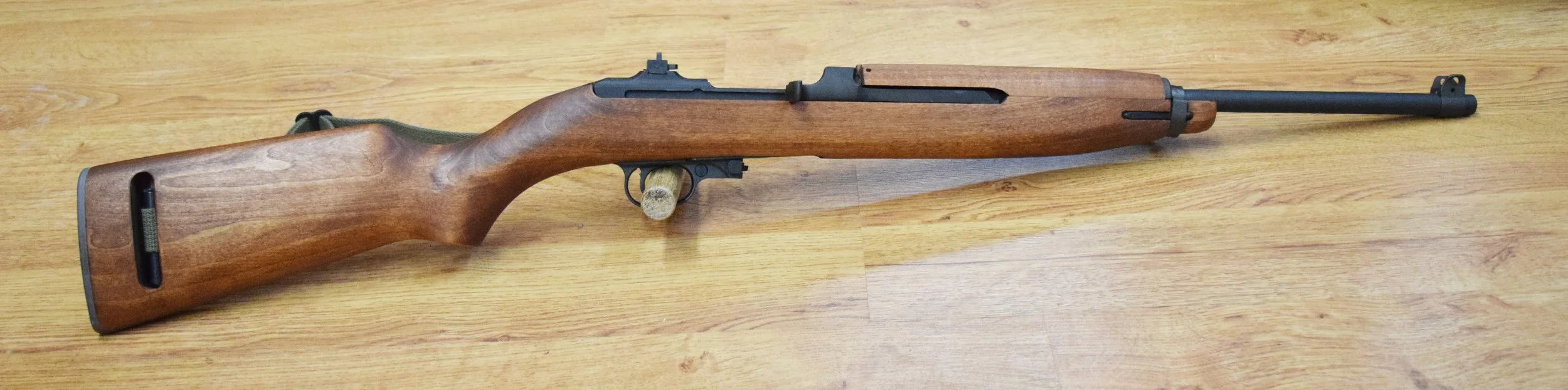 Auto Ordnance U.S. M1 carbine, .30 carbine, commercial reproduction of US M1 carbine issued in early years of WW2, s# MA4499, nylon web sling