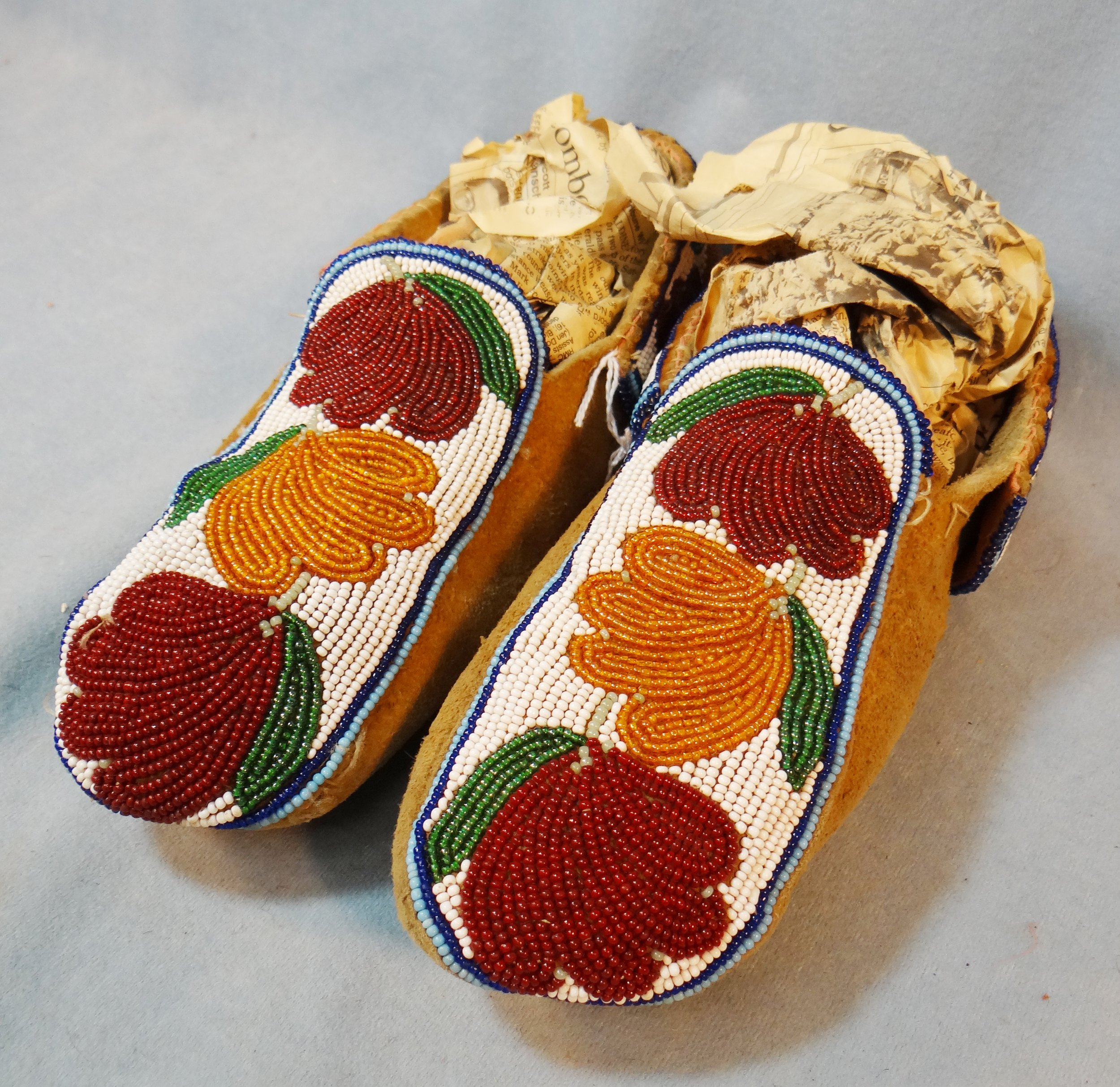 Iroquois beaded moccasins, 11"