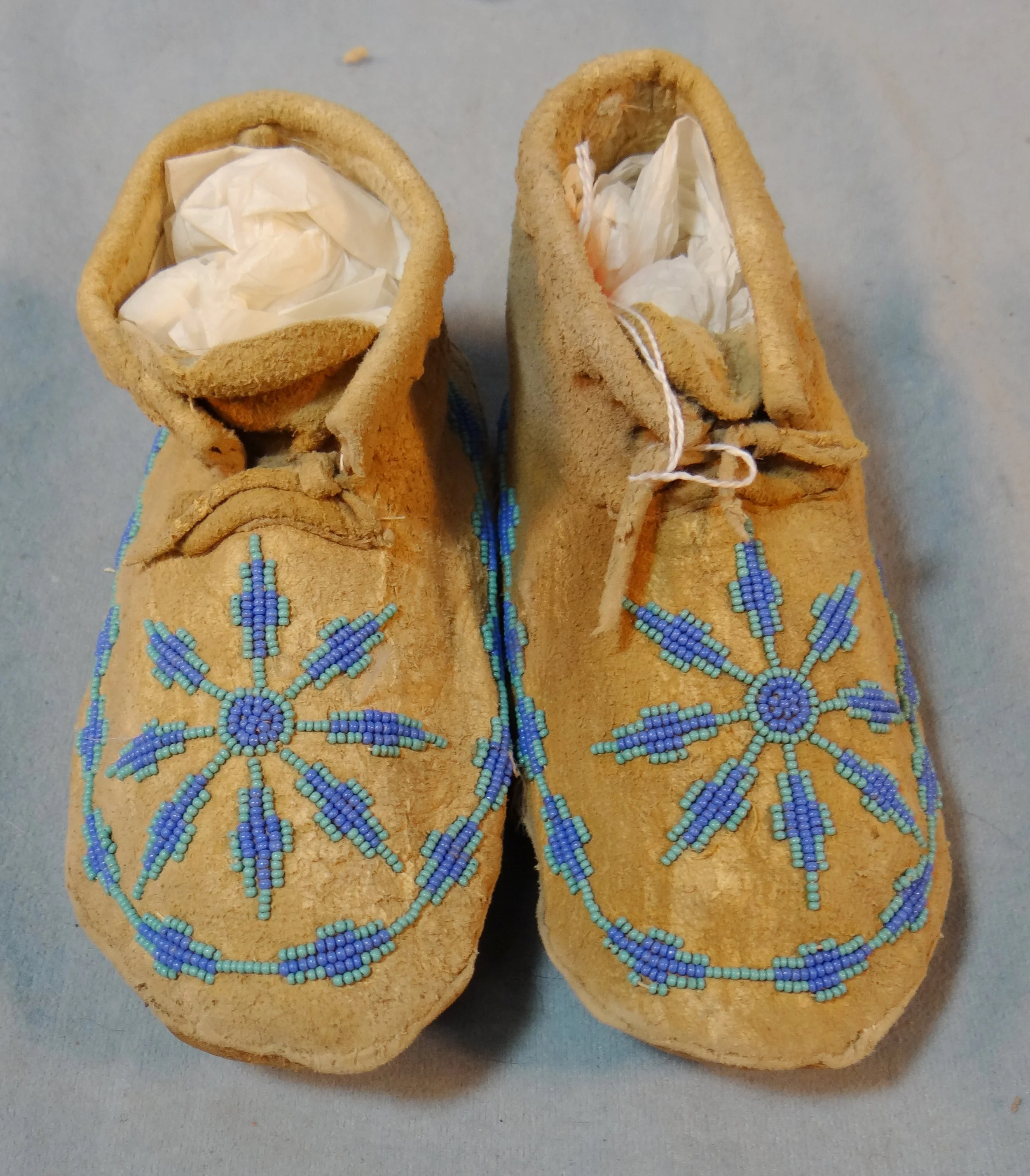 Child's moccasins, 7", blue beads
