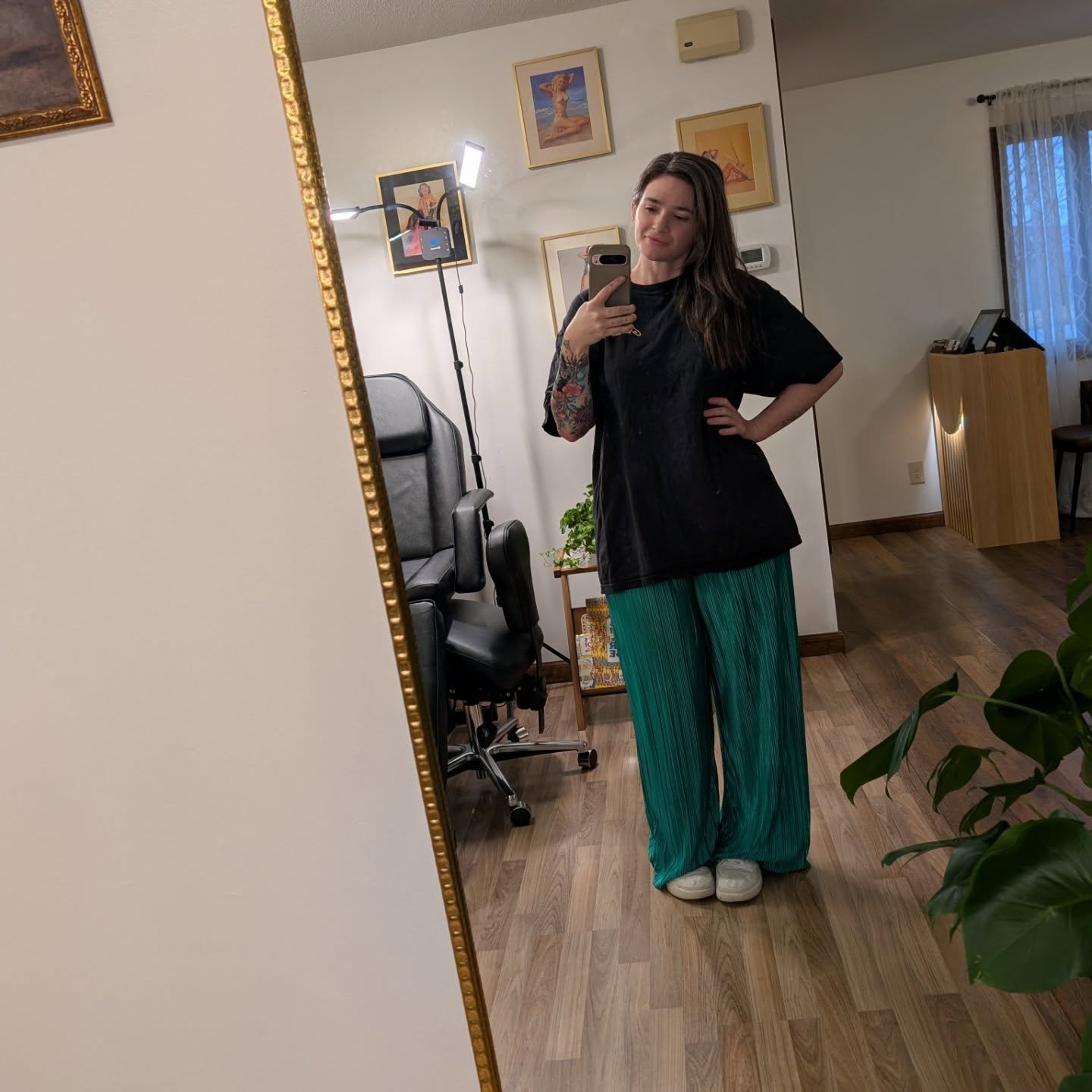 Just giving my favorite green pants a moment on your feed✨💚