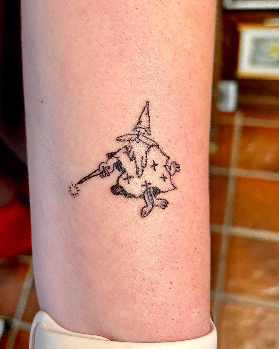 Huzzah! 🪄 

Little wizard tattoo to keep you on your toes!

#tattoo #tattooartist #wizardtattoo #sillytattoo #ohiotattooers