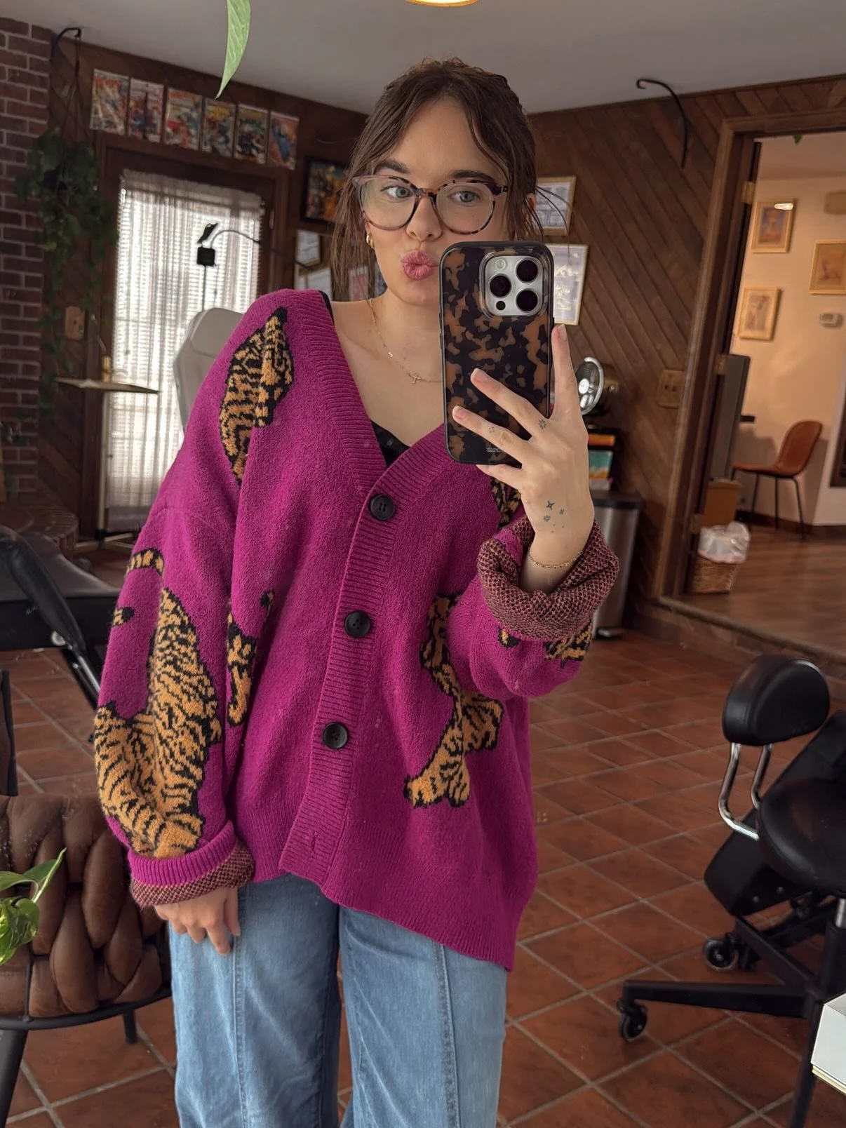 One thing about me&hellip; I loveee a good thrift find🐅💗

One of my newest faves is this tiger cardigan! 
Where are my thrifting people at?!