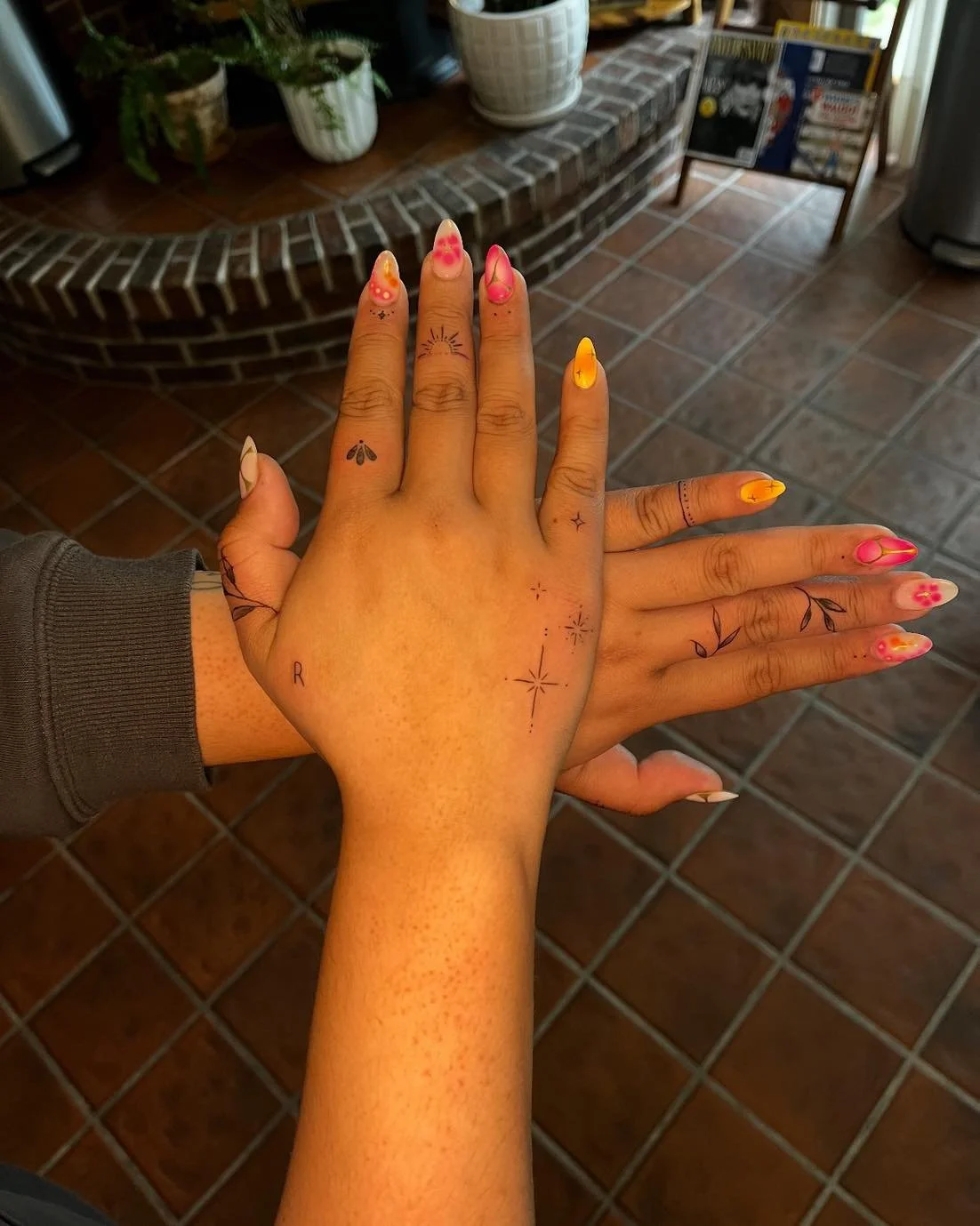 Finger tattoos are so cutesy!

Do you have yours yet?!👀