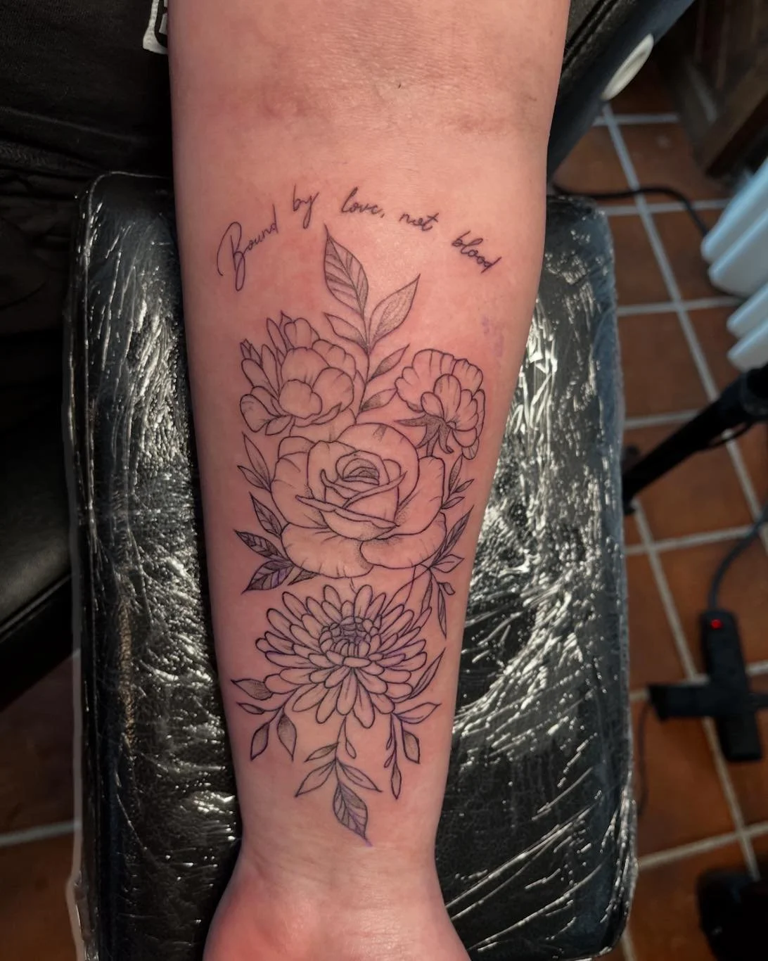 Flower tattoos hold so much meaning! 

What flowers should we add to you?🌹🌸