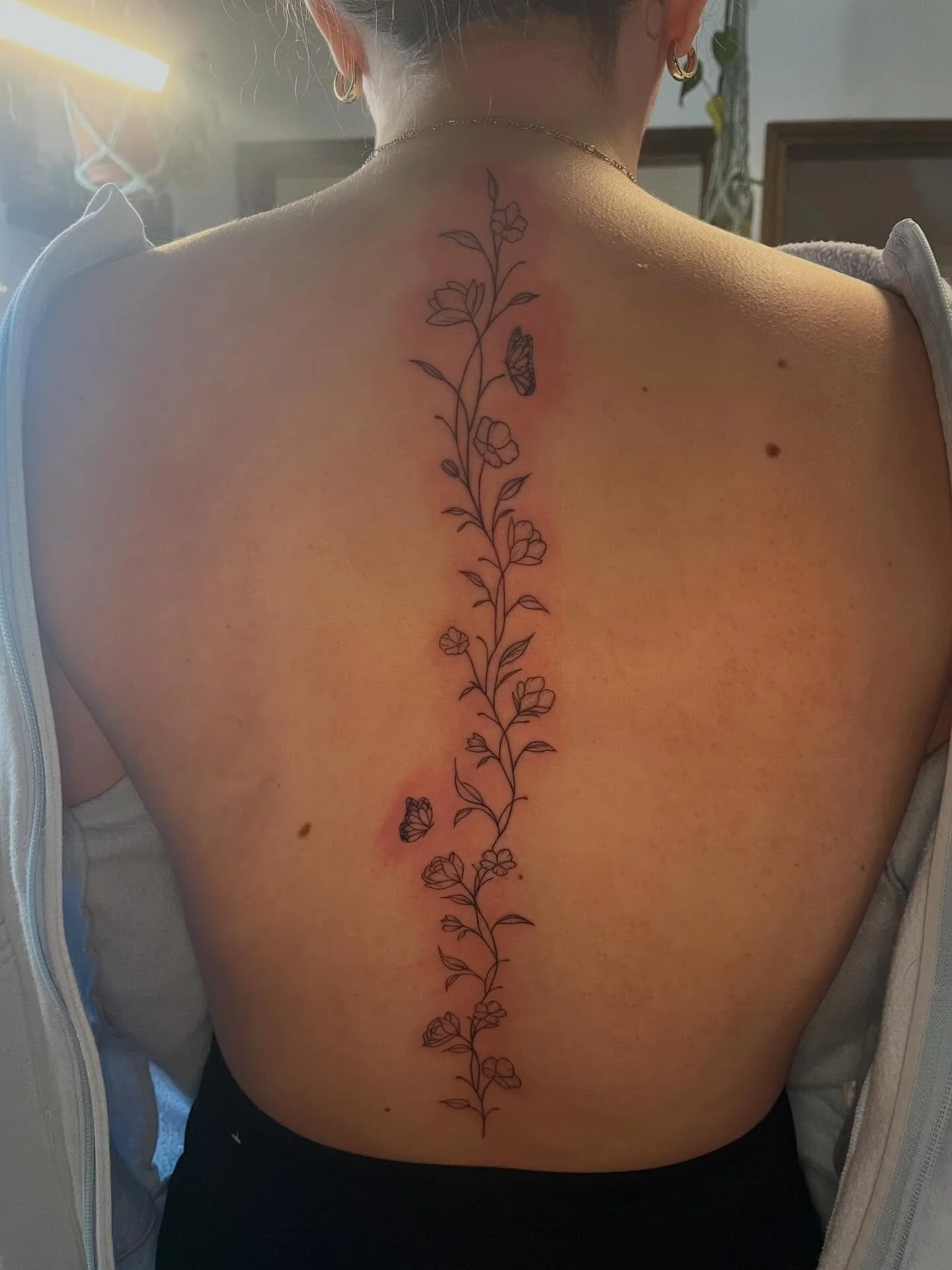 Some recent spine pieces I&rsquo;ve done!

Now is the perfect time to book a spine tattoo to ensure it heals in time for SUMMER!!!

Imagine how pretty a spine piece would be in a backless piece!🤤