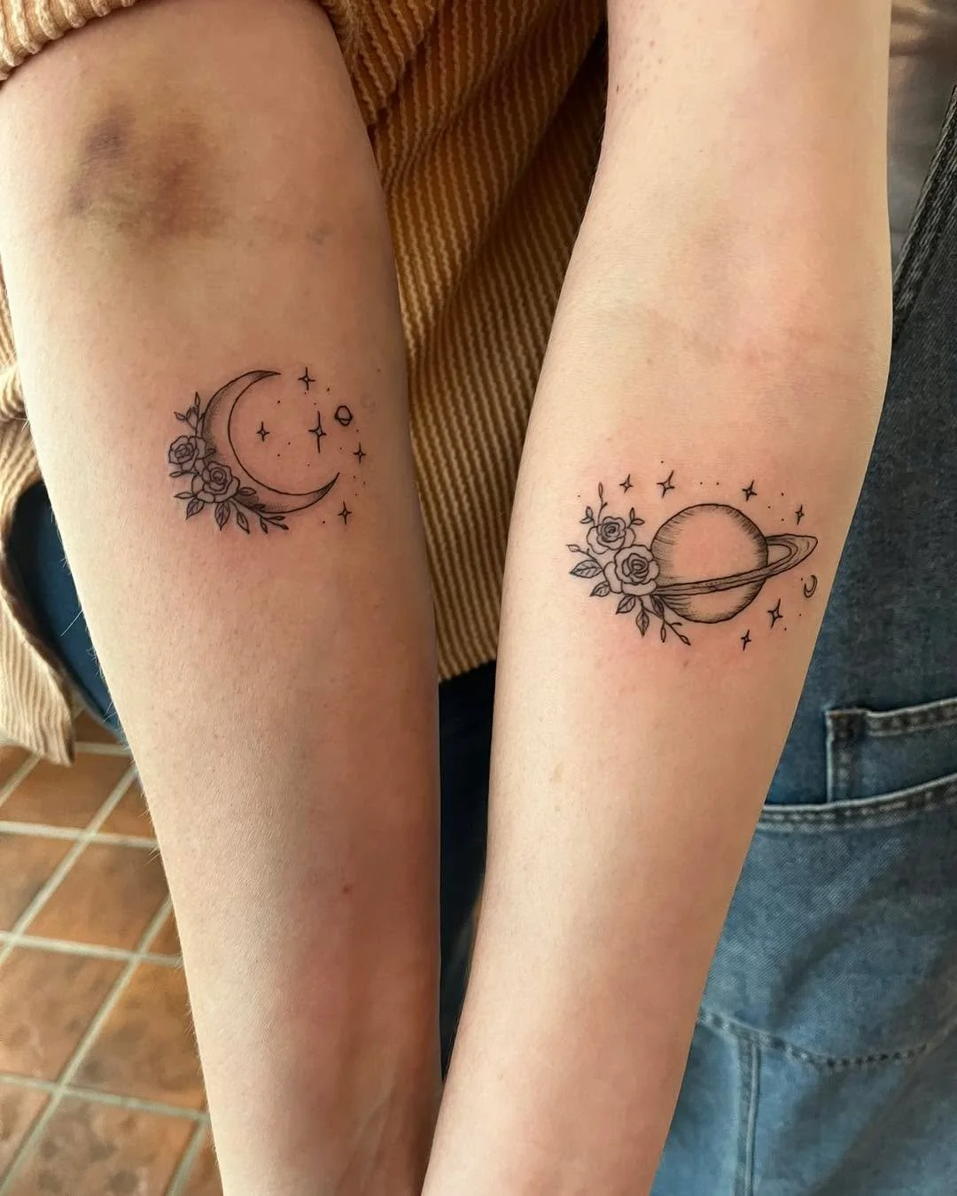 Cute mother and daughter tattoos! 🌙 🪐