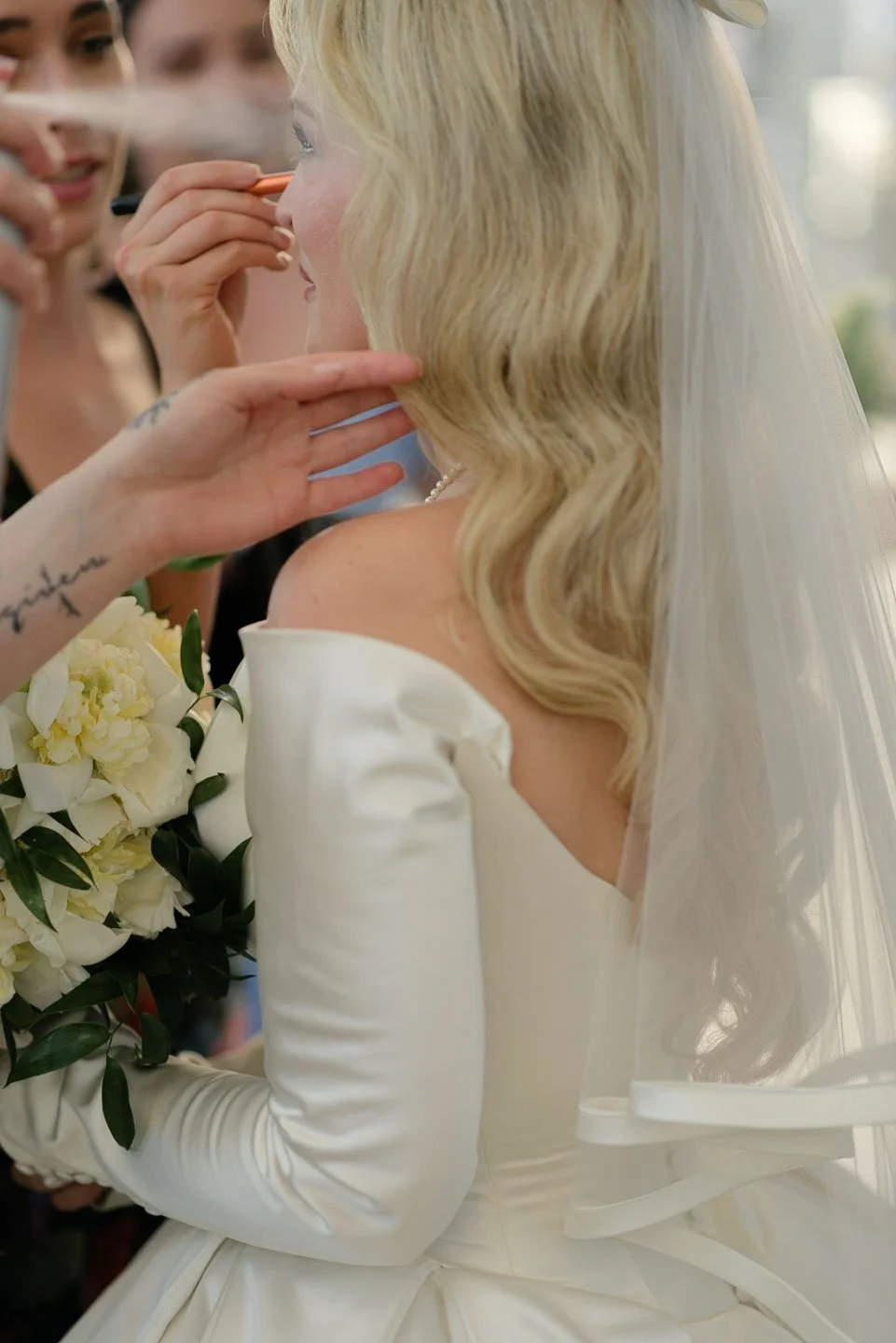 Married at the Hunter Art Museum, overlooking the river.

Beth and Oliver, last April. 

#EditorialWedding #ModernBride #MuseumWedding #LuxuryWeddingPhotographer #TimelessBride #bowveil