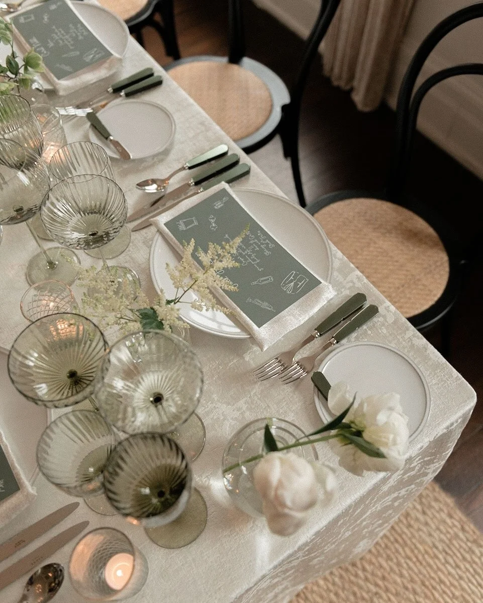 Meredith and Miles&rsquo; rehearsal dinner at the Post House Inn felt effortless in the best way. Classic details, soft tones, and a design that let the space lead.

Beautifully brought together by @Saralilliedesigns.

#Charlestonwedding
#Charlestonw