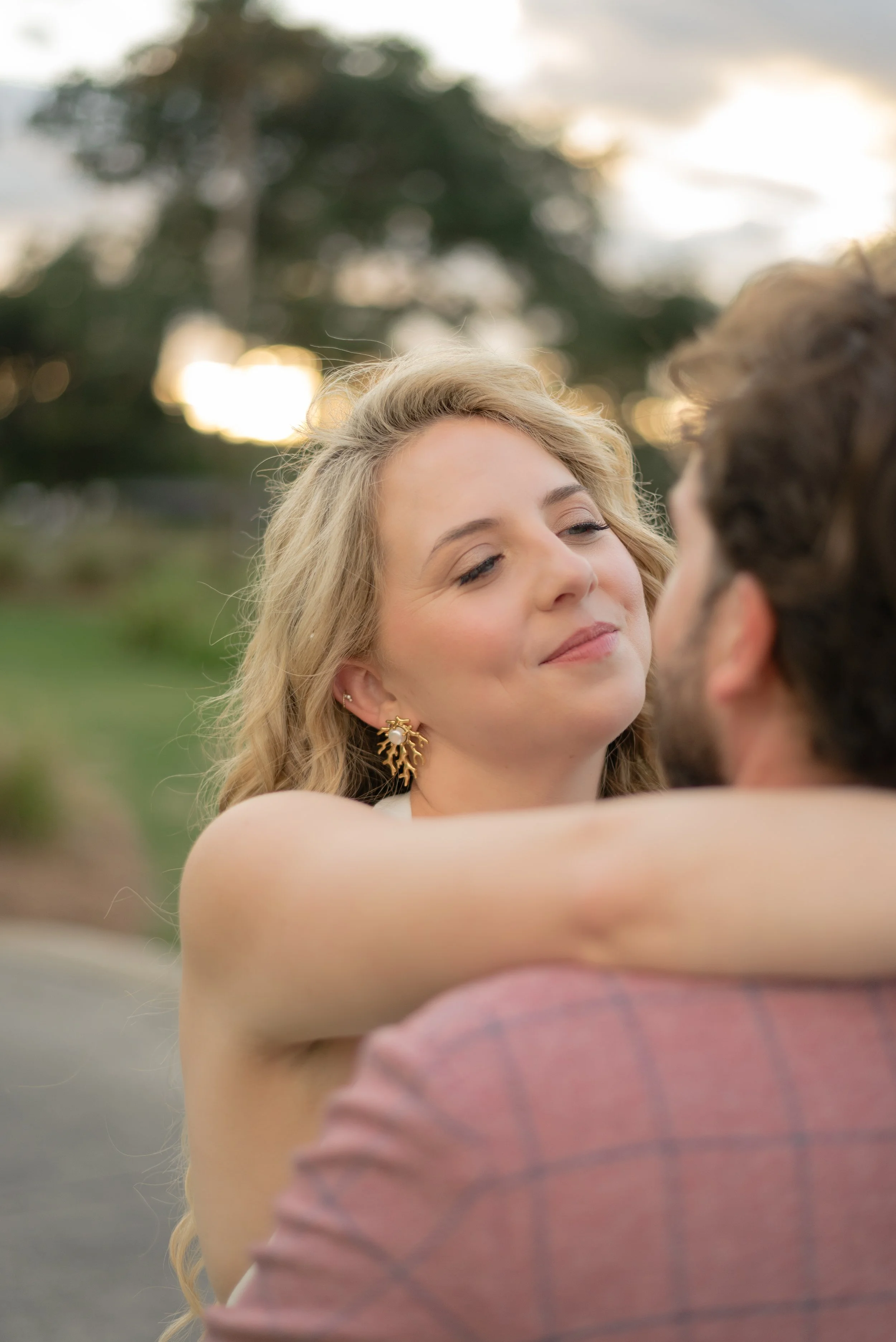 Katie embraces Trevor during the outdoor welcome party at Turtle Point Clubhouse at Kiawah Island Golf Resort.