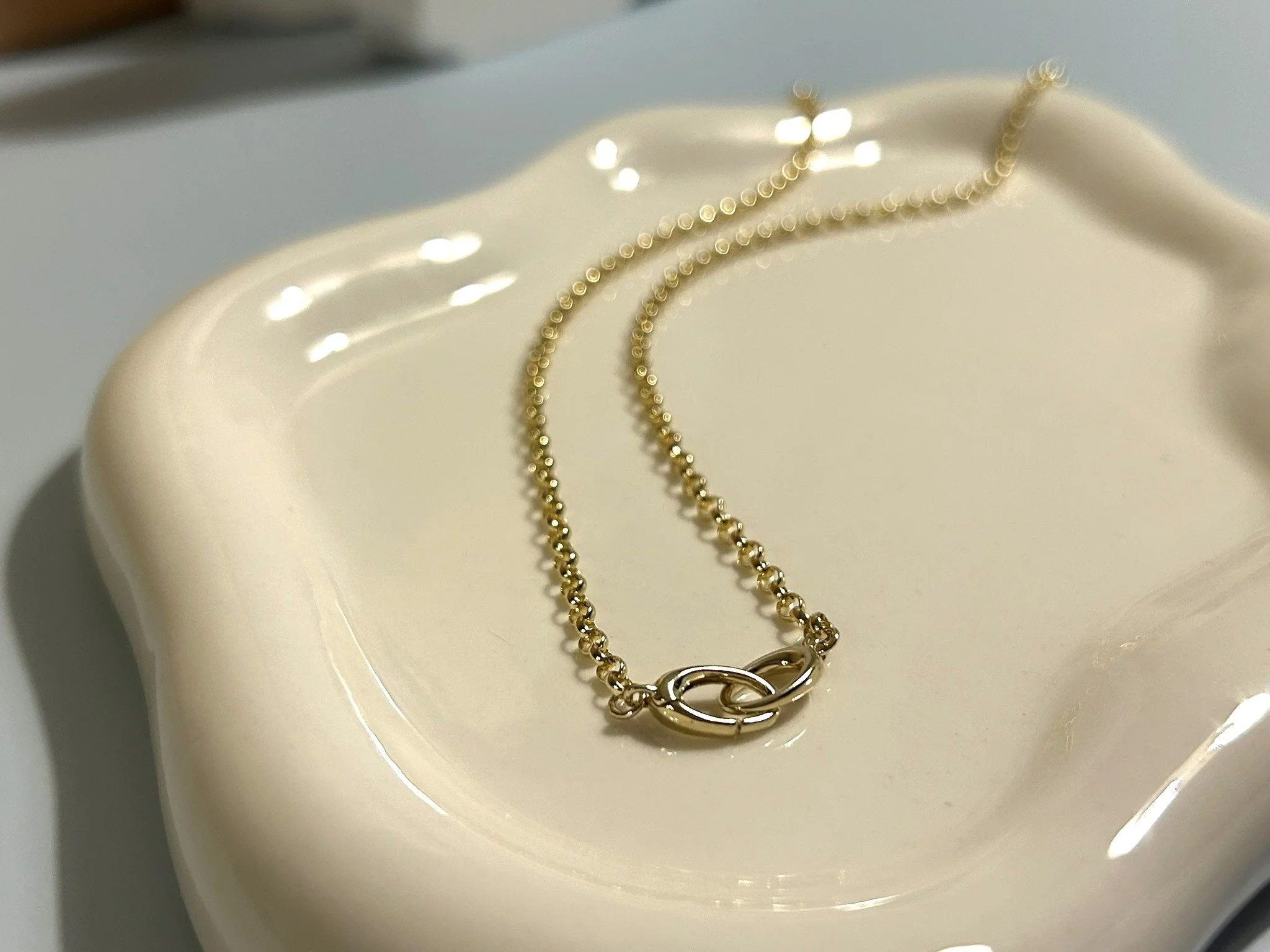 A solid 14k gold rolo chain in 2.5mm with and interlocking clasps