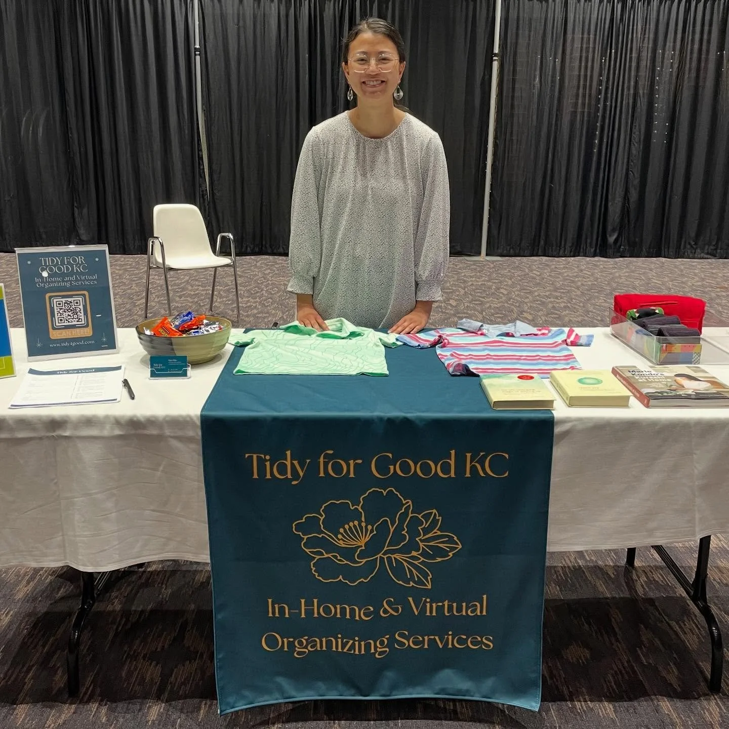 Thanks to John Knox Village for having me present and also exhibit at their Downsizing Expo. I love talking to people about sparking joy in their lives, and how to best handle their items, from photographs to old electronics to furniture!
And thank