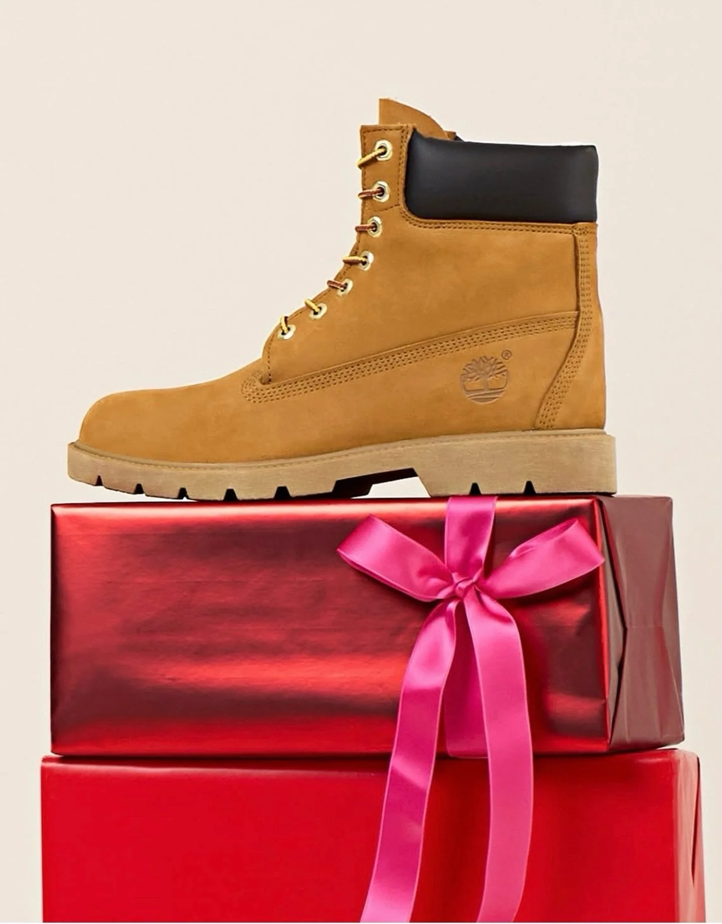 These are a few of our favorite things! 🎁🎶🎀@famousfootwear @timberland