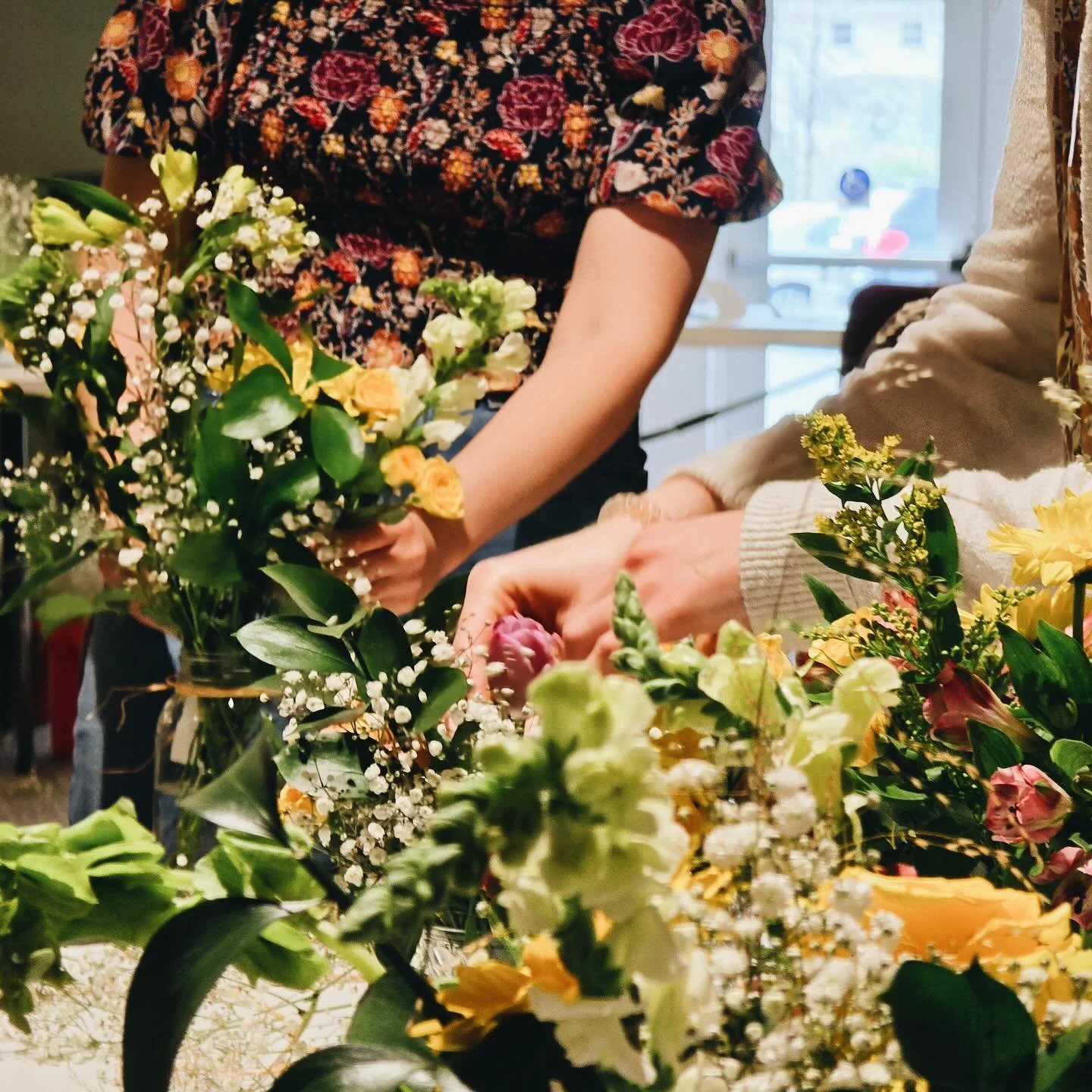 What a nice morning spent together yesterday as the ladies at Parkside Kent created floral arrangements and enjoyed conversation. Thanks to all who came!