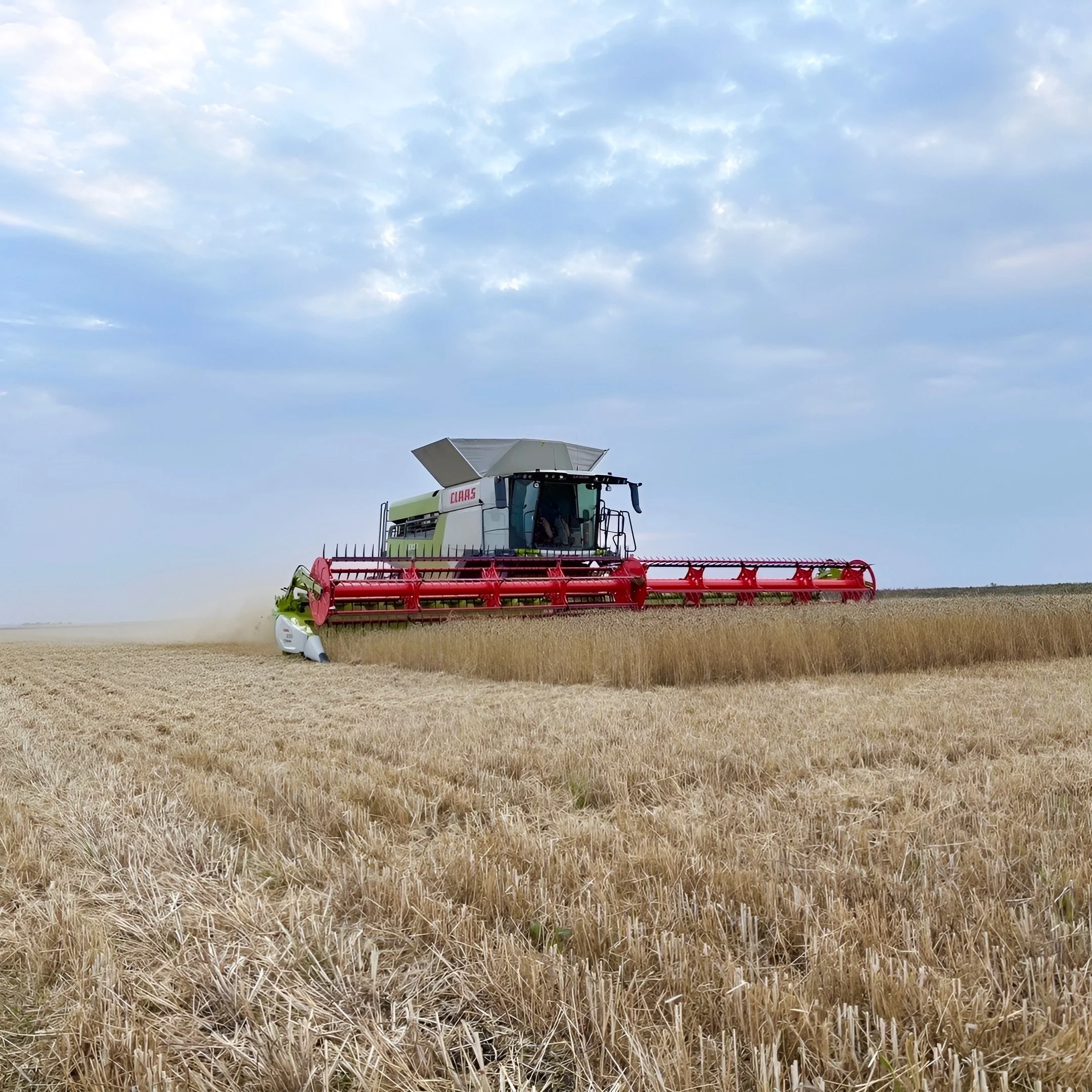 🚜🌿🌾 Harvest in full swing 

The combine&rsquo;s rolling, the trailers are filling, and every load coming off the field now is the backbone of next year&rsquo;s beer.

From stubble to the brewhouse, the cycle keeps turning. 🌾🍺

#Harvest2026 #East