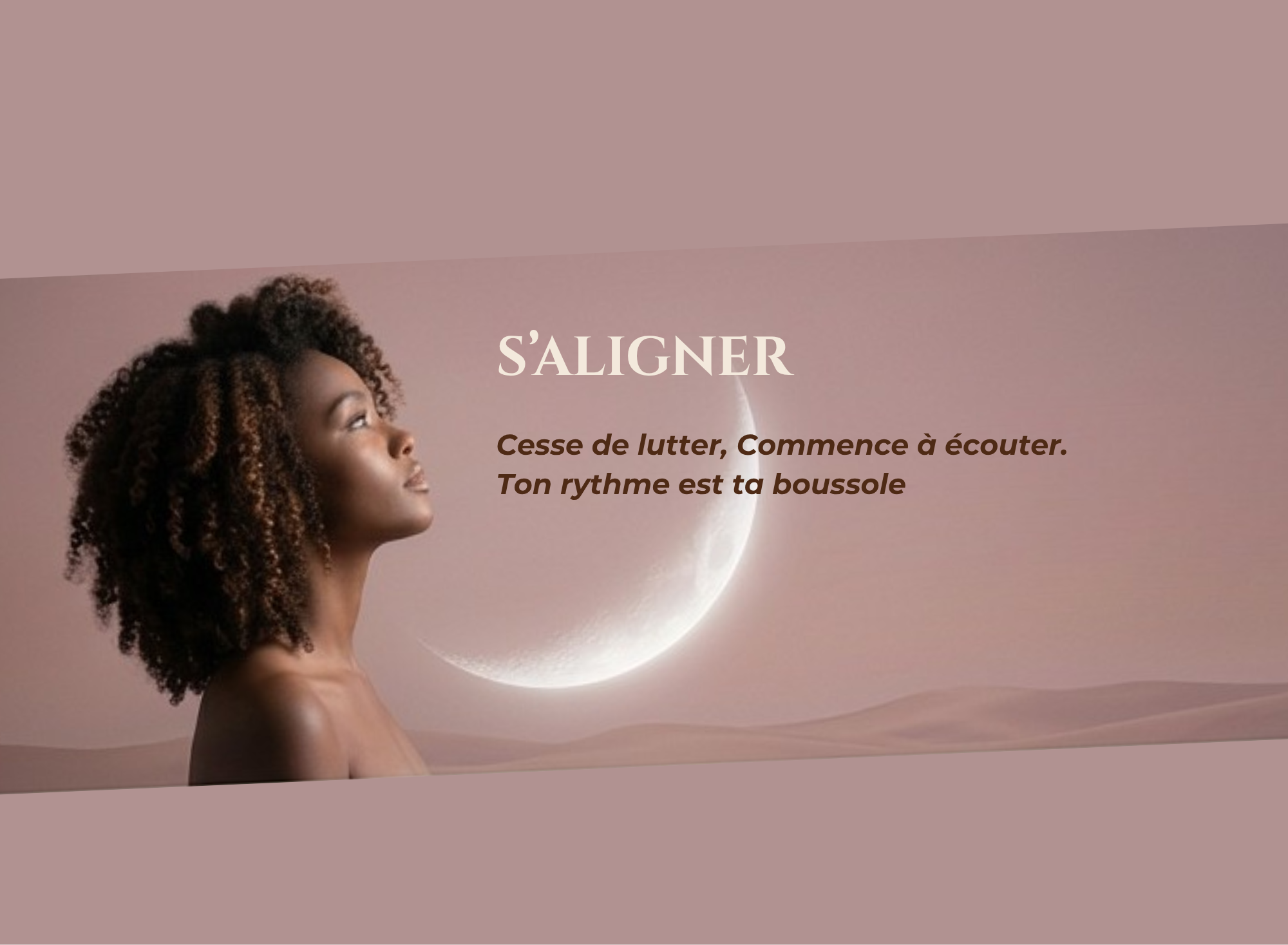 Une double exposition artistique. Le profil d'une femme aux cheveux texturés, sereine, se fond subtilement avec une Lune descendante très lumineuse. Le fond est un gris perle très doux. La reliance aux cycles. J' aide mes clientes à s'aligner sur leu