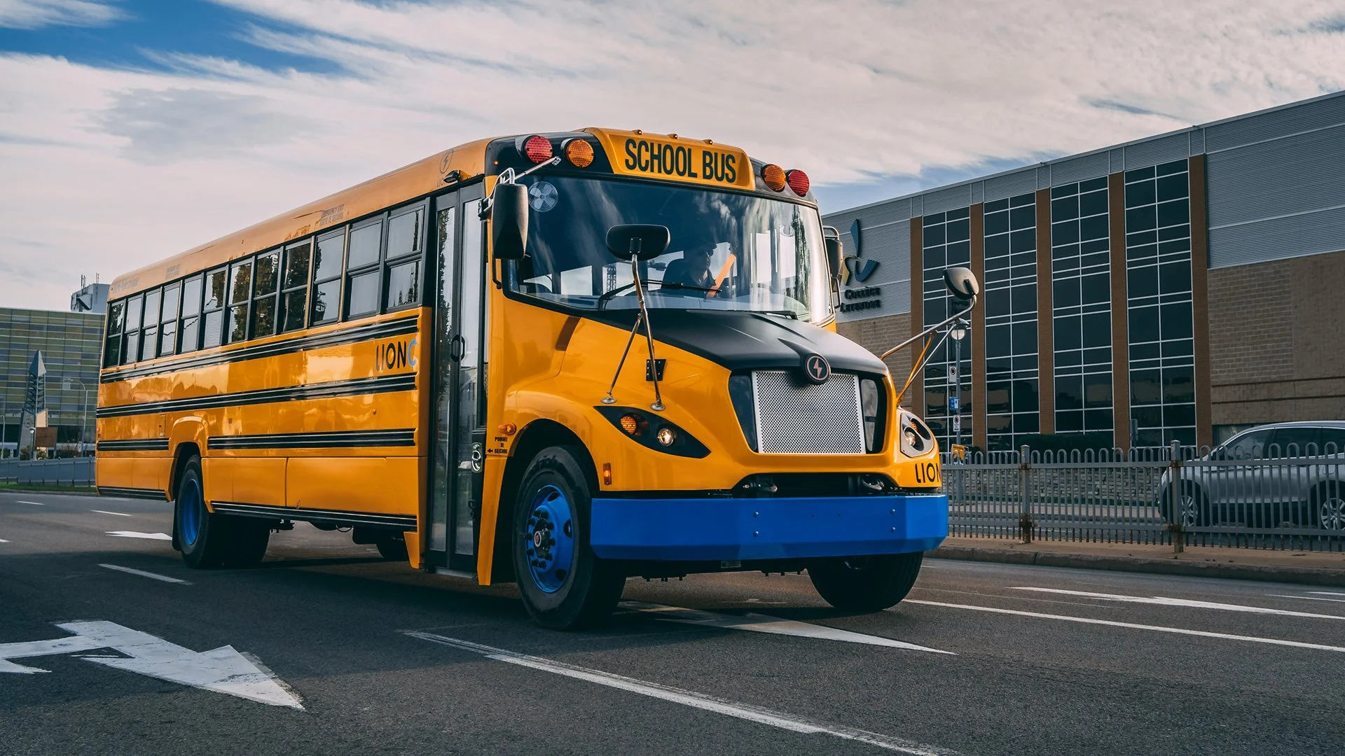 lion-c-electric-school-bus_100845944_h.jpg