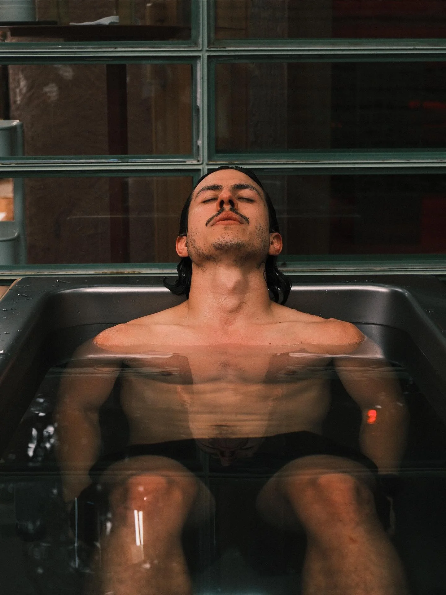 No es solo el boost de energ&iacute;a (aunque eso ya vale oro). 

Es la sensaci&oacute;n de que ya lograste algo dif&iacute;cil antes de que empezara tu d&iacute;a. Todo despu&eacute;s de eso se siente mucho m&aacute;s manejable. Stress control = jus