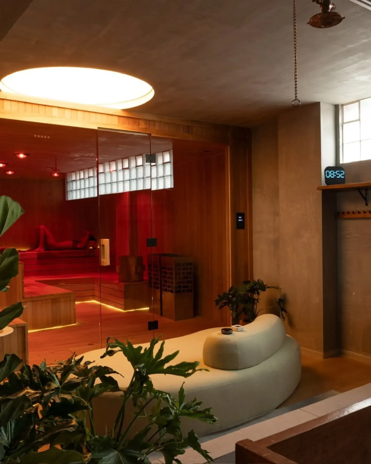 Koti Lomas:

Tu Oasis en el coraz&oacute;n de Lomas de Chapultepec.

Un espacio para resetear cuerpo y mente con terapia de contraste: intercalar calor y fr&iacute;o a trav&eacute;s del sauna y tinas fr&iacute;as. Una pr&aacute;ctica sencilla que act