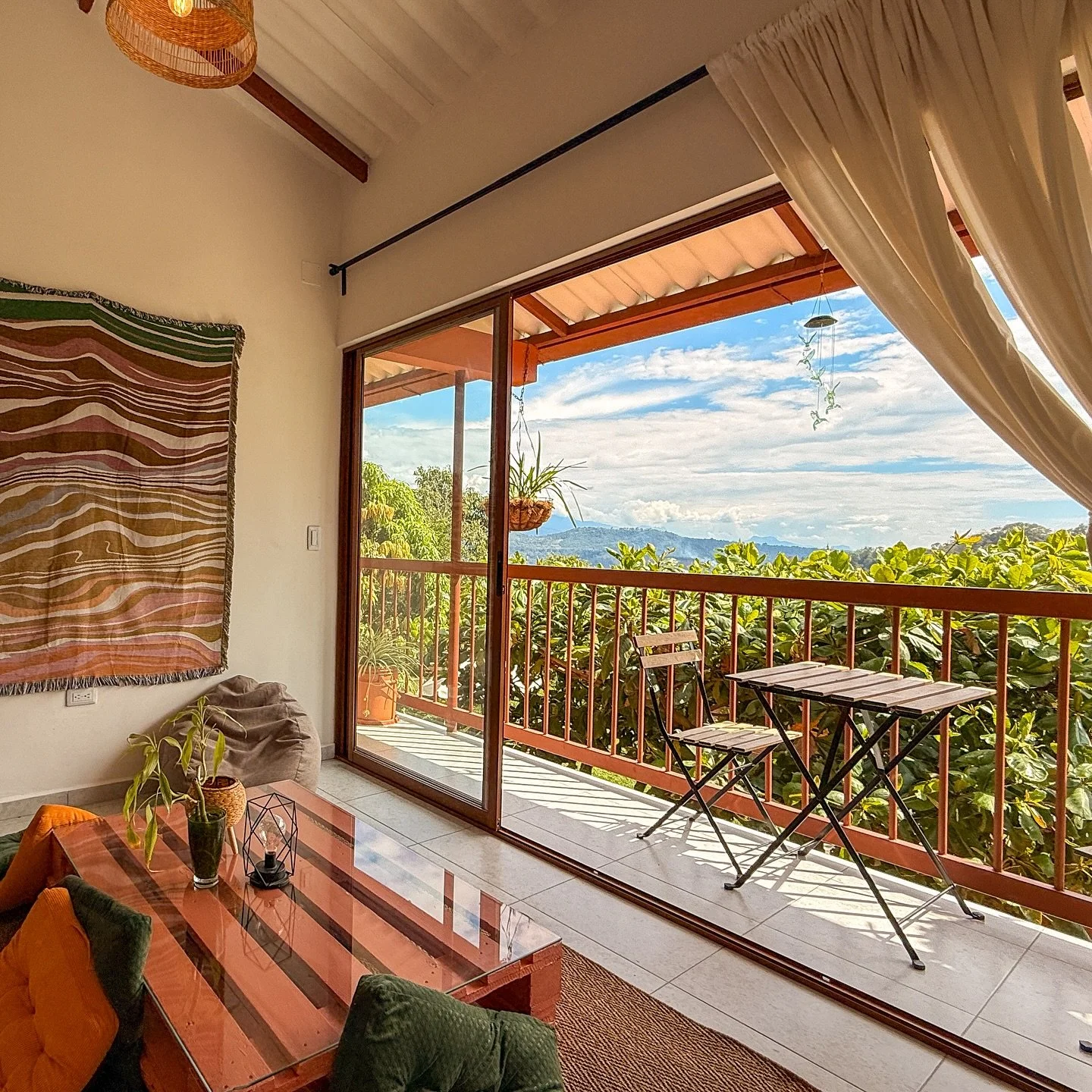 Viendo c&oacute;mo empieza a ponerse el sol desde nuestra Suite King. 🌅 &iquest;Quieres vivirlo en persona? &iexcl;Reserva hoy mismo!

#elnidoandino #colombiatravel #colombia #travel #visitcolombia #travelcolombia #bogota #travelphotography #nature 