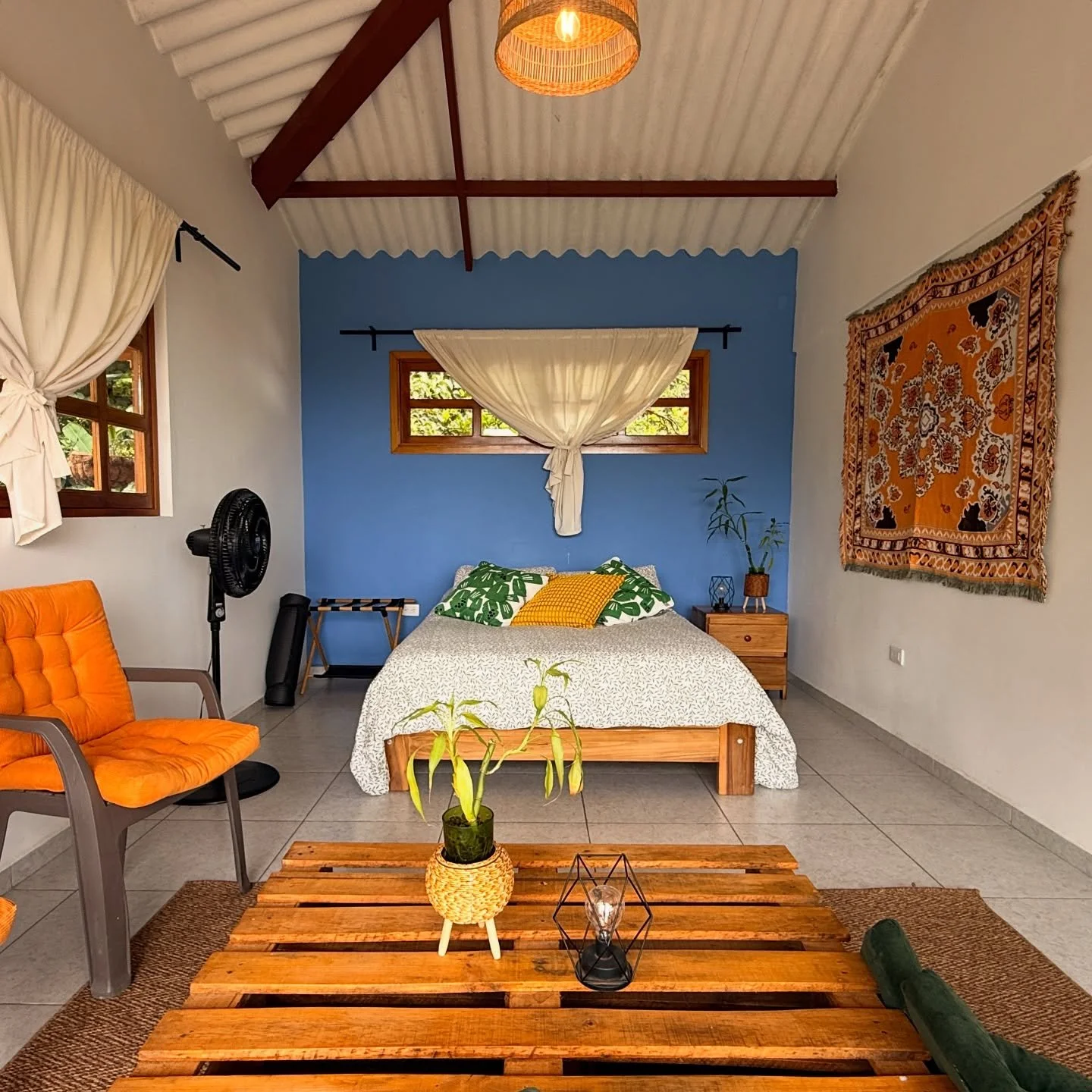 ✨ Nuestra habitaci&oacute;n Queen para dos personas ✨

Disfruta de un espacio c&oacute;modo y acogedor, perfecto para descansar y relajarte. 🛏️💫

Incluye ba&ntilde;o privado y un balc&oacute;n ideal para disfrutar del paisaje y la tranquilidad 🌿☀️