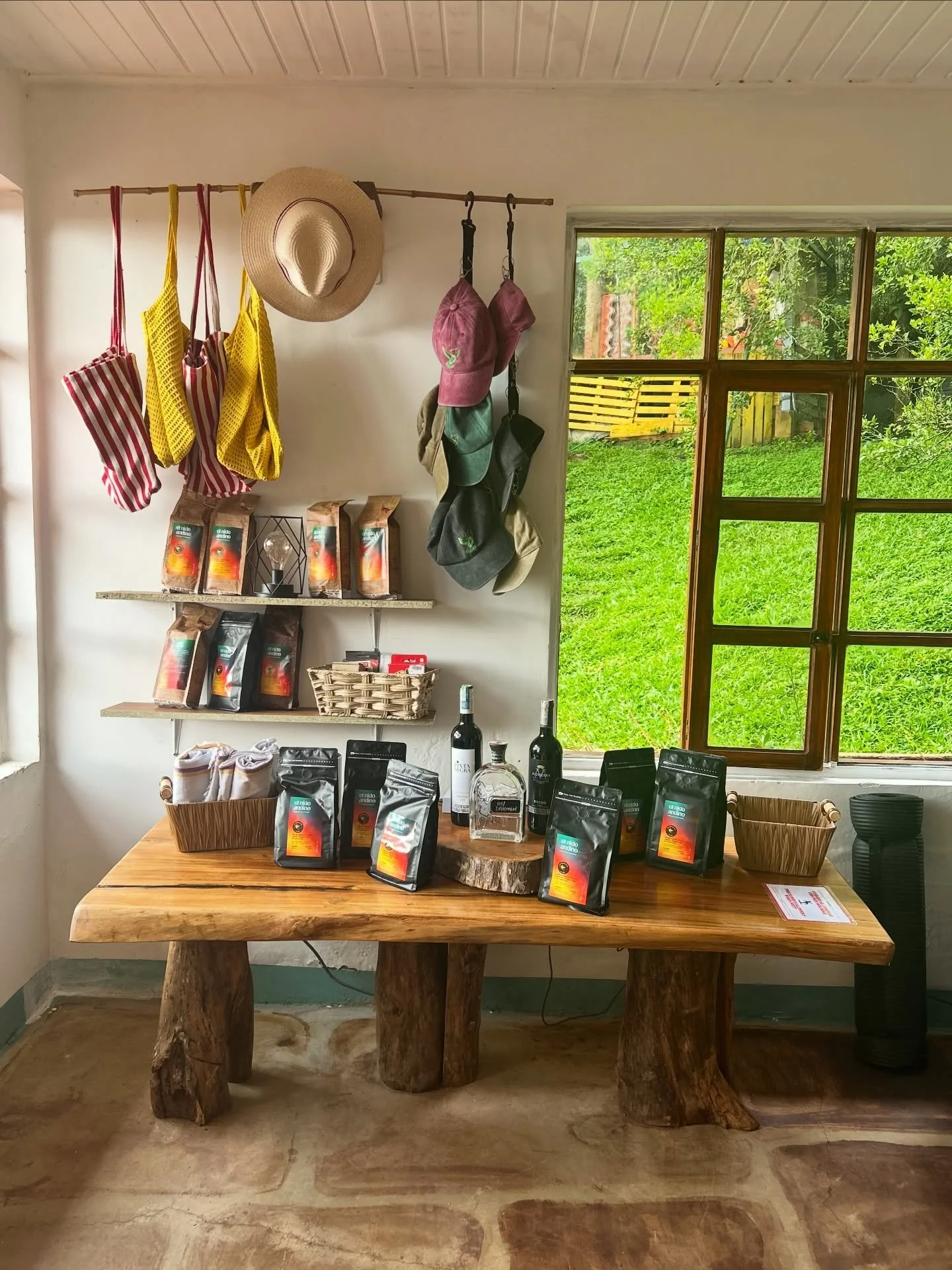 Todo sin salir de aqu&iacute; ✨Tienda en el lugar con cervezas, snacks, regalos y, claro&hellip; nuestro propio caf&eacute; ☕️

#colombiatravel #travelcolombia #mochileroscolombia #bogota #viajar