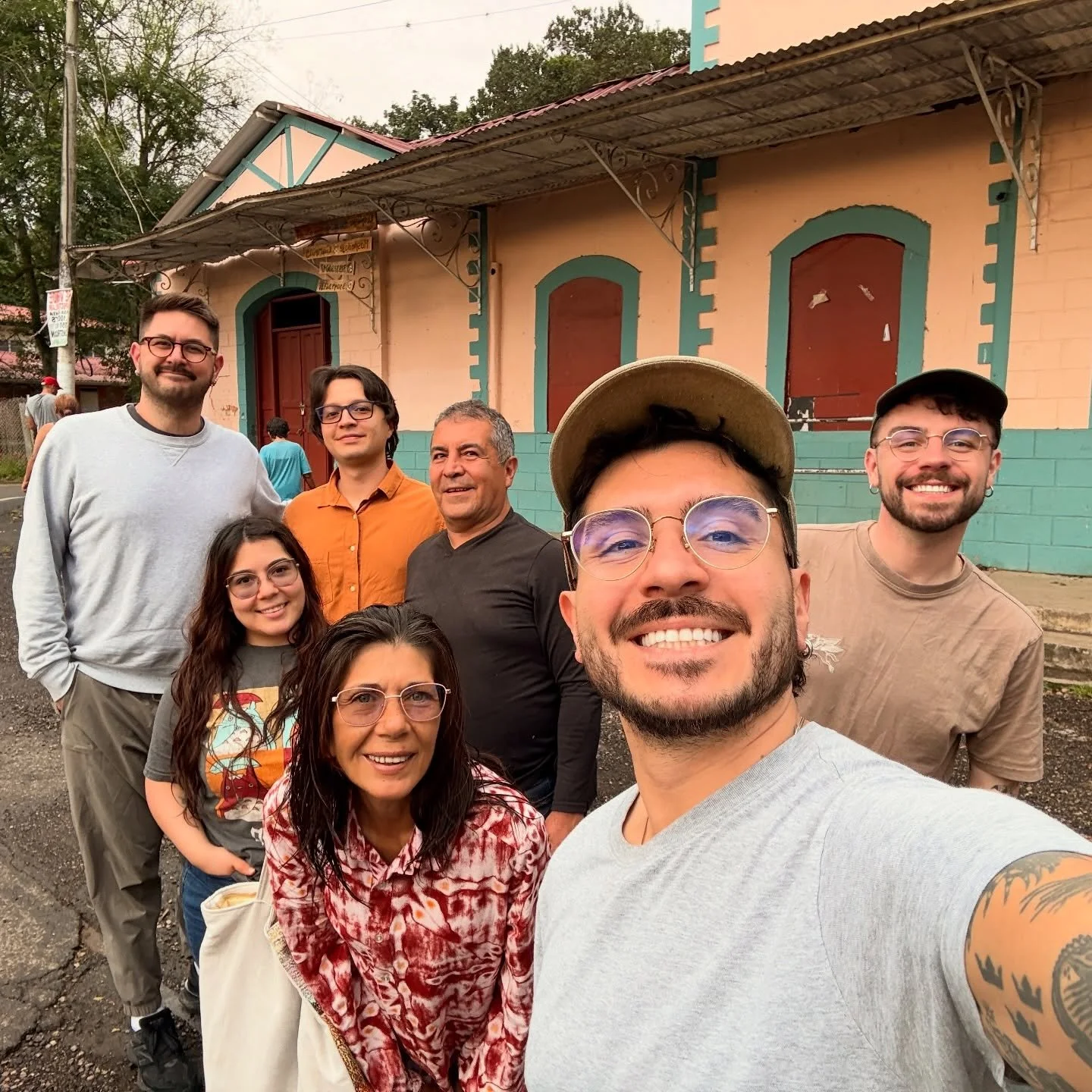 &iexcl;Conoce al equipo detr&aacute;s de El Nido Andino!

Nuestro peque&ntilde;o proyecto en el coraz&oacute;n de Cundinamarca: somos una ecofinca y finca cafetera familiar que ofrece degustaci&oacute;n de caf&eacute;, avistamiento de aves, camping y