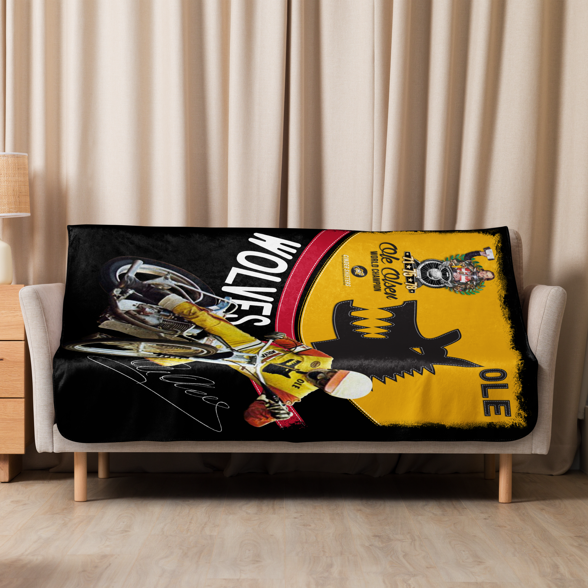 WW_72_OLE_STB_Black_Couch.png