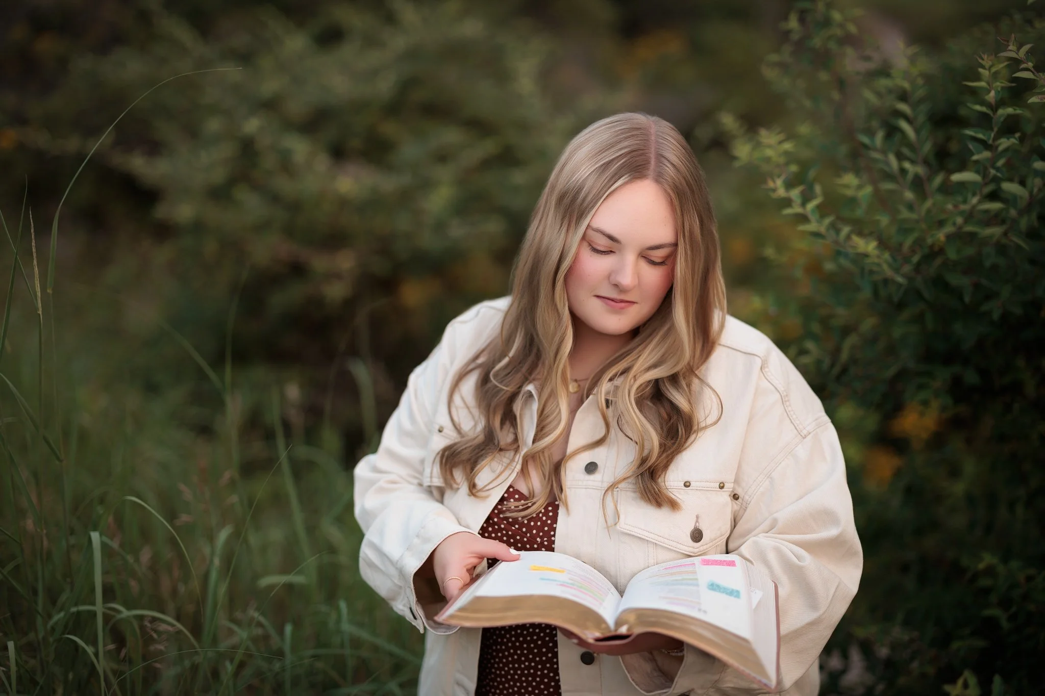 Senior-photos-with-bible-01.jpg