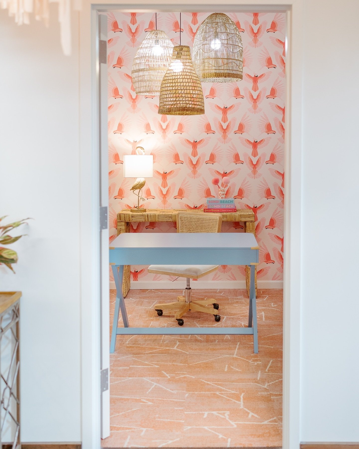 The pink 🦜 room is one of our favorite zoom rooms! Every time you&rsquo;re on a call, your fellow zoomers are always 🤩🤩🤩. 
.
.
womensupportingwomen #womeninbusiness #creativecoworking #coworking #selfierooms #entrepreneur #bosslady #smallbusiness