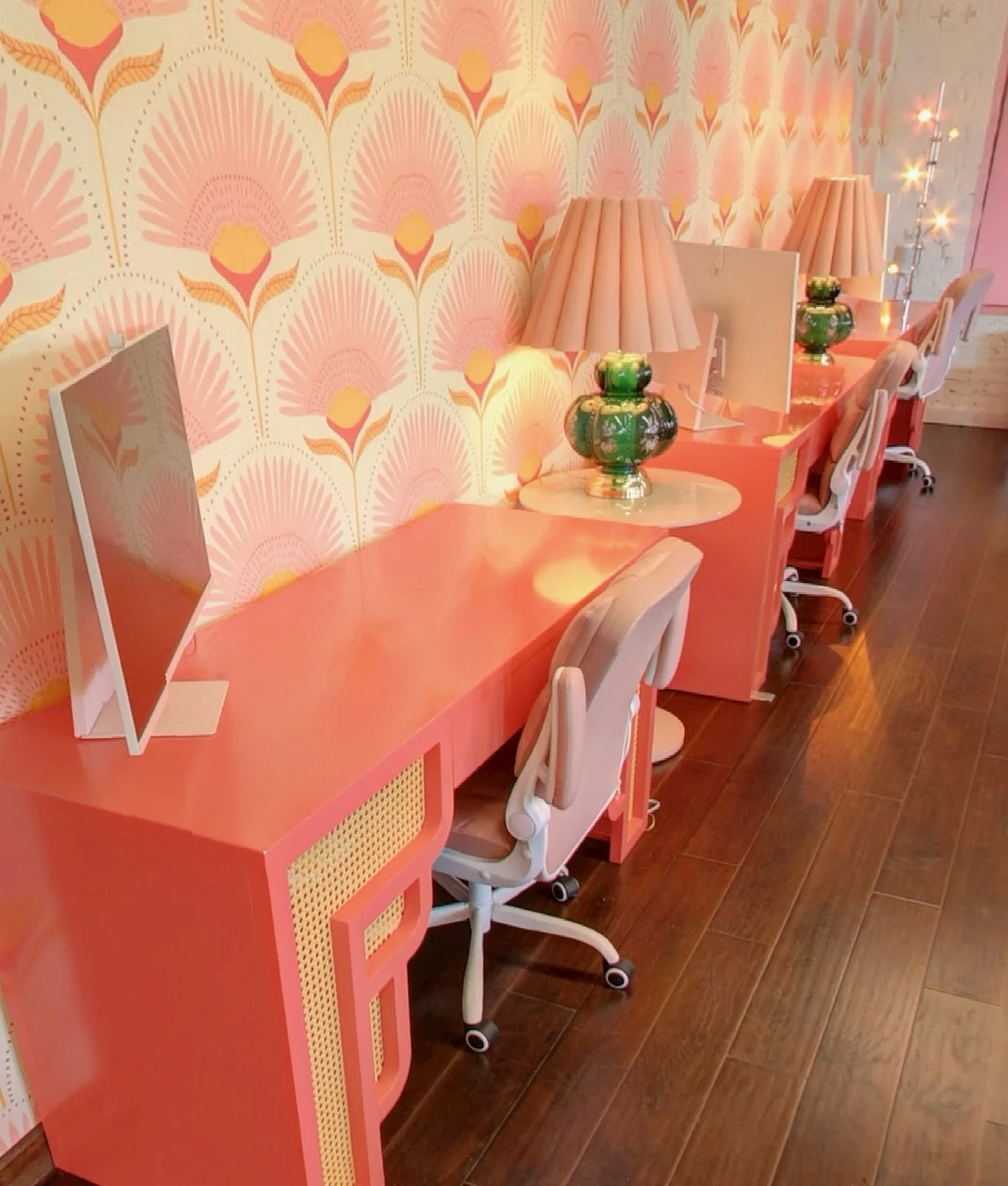 🌸 Every detail here is designed to spark creativity. From bold wallpaper to cozy corners, The Dreamers Loft makes office hours feel anything but ordinary.

📍 Would you work here, or just vibe here all day?
😍
#stlcreatives #coworkingspace #dreamers