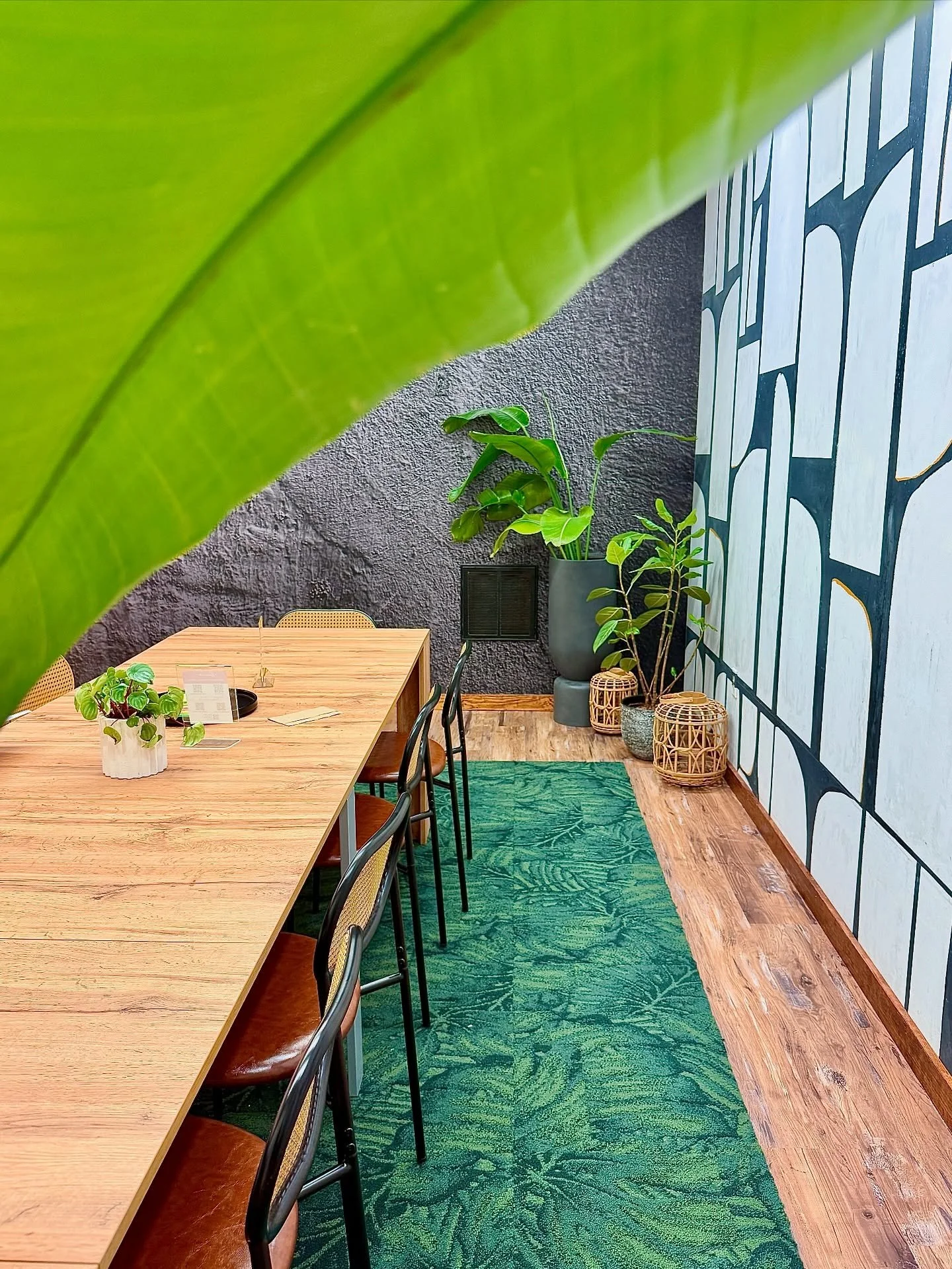 Swipe for the vibe ➡️ 
✨ 
Collaboration looks different here.
Whether it&rsquo;s a strategy session, workshop, or your next big brainstorm, you CAN sit with us.
🩷🩷🩷
Tag your biz bestie who deserves a seat at this table &darr;
🙌🏻
#coworkingcommun