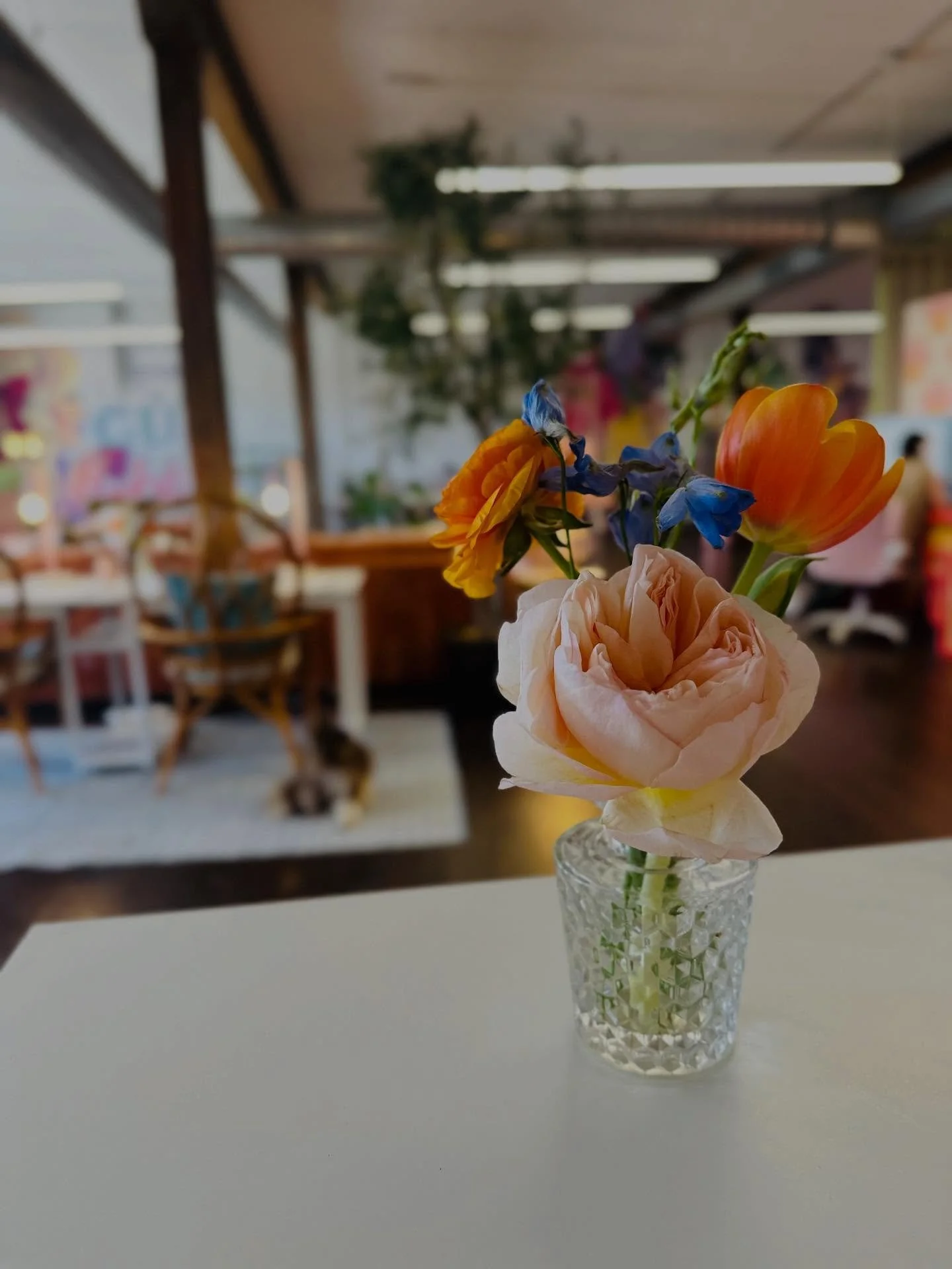 ✨PERKS✨ of having @anaffairtorememberstl as your sister company&hellip;the loft gets sprinkled with beautiful flowers from this past weekends event! SPRING IS HERE 👏🏻👏🏻