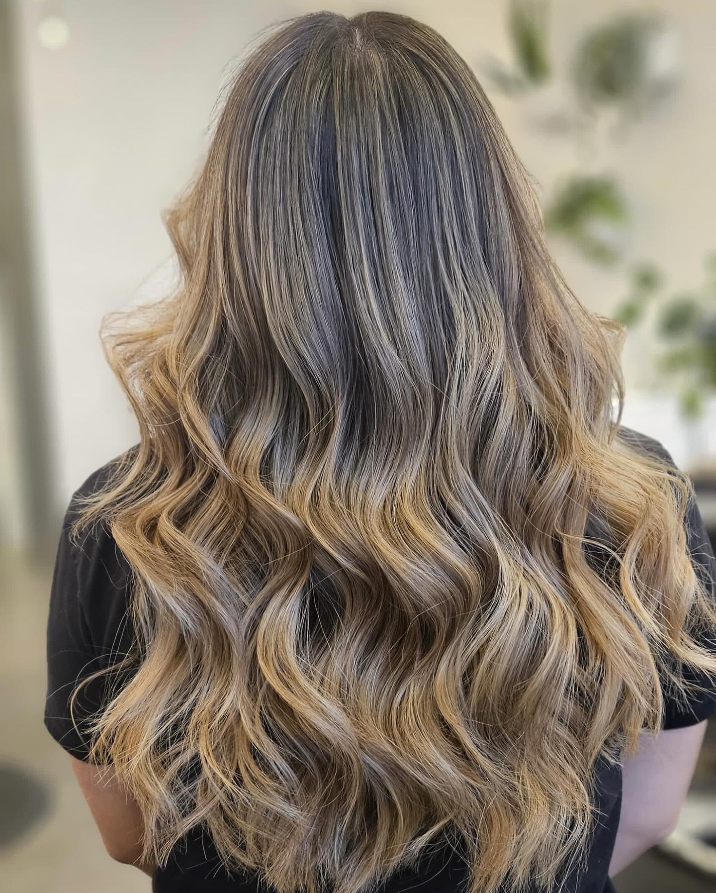 Sunshine and rich brunette tones; the perfect match for summer days☀️ Hair by @kimw_hair 
Use the link in bio to hang with us!