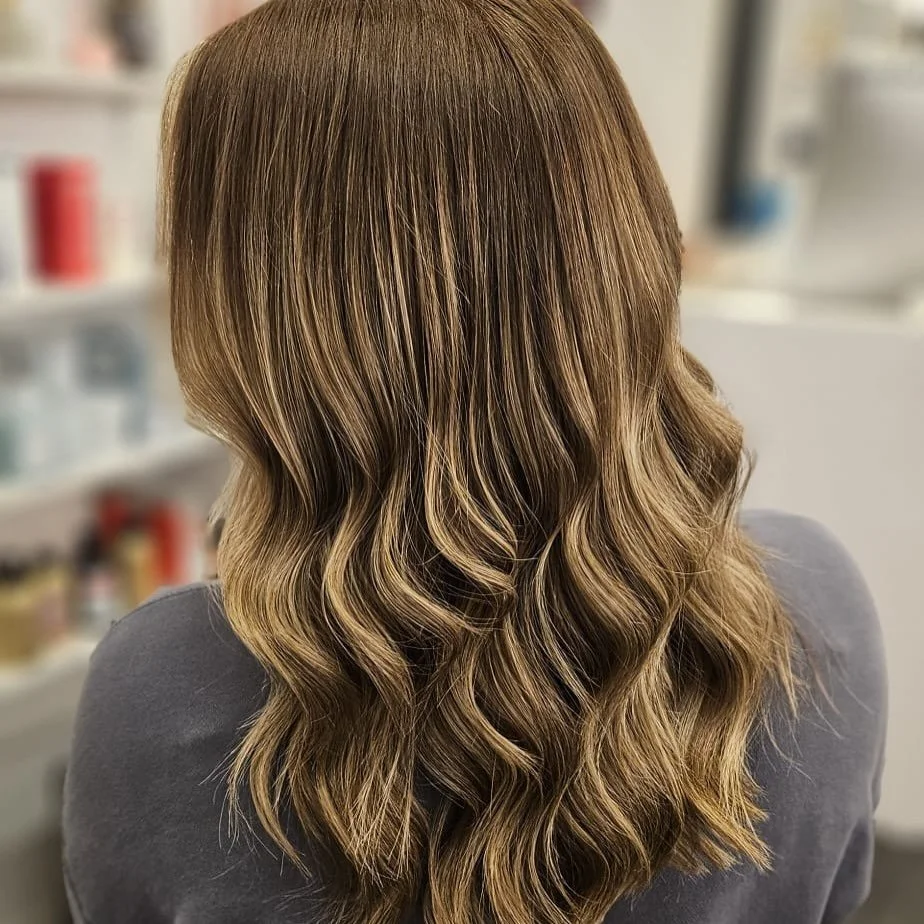 Fresh brunette moments for the start of 2026&hellip;
Soft dimension, healthy shine, and timeless colour by @kimw_hair 
Use the booking link in our profile to see Kim today 💕