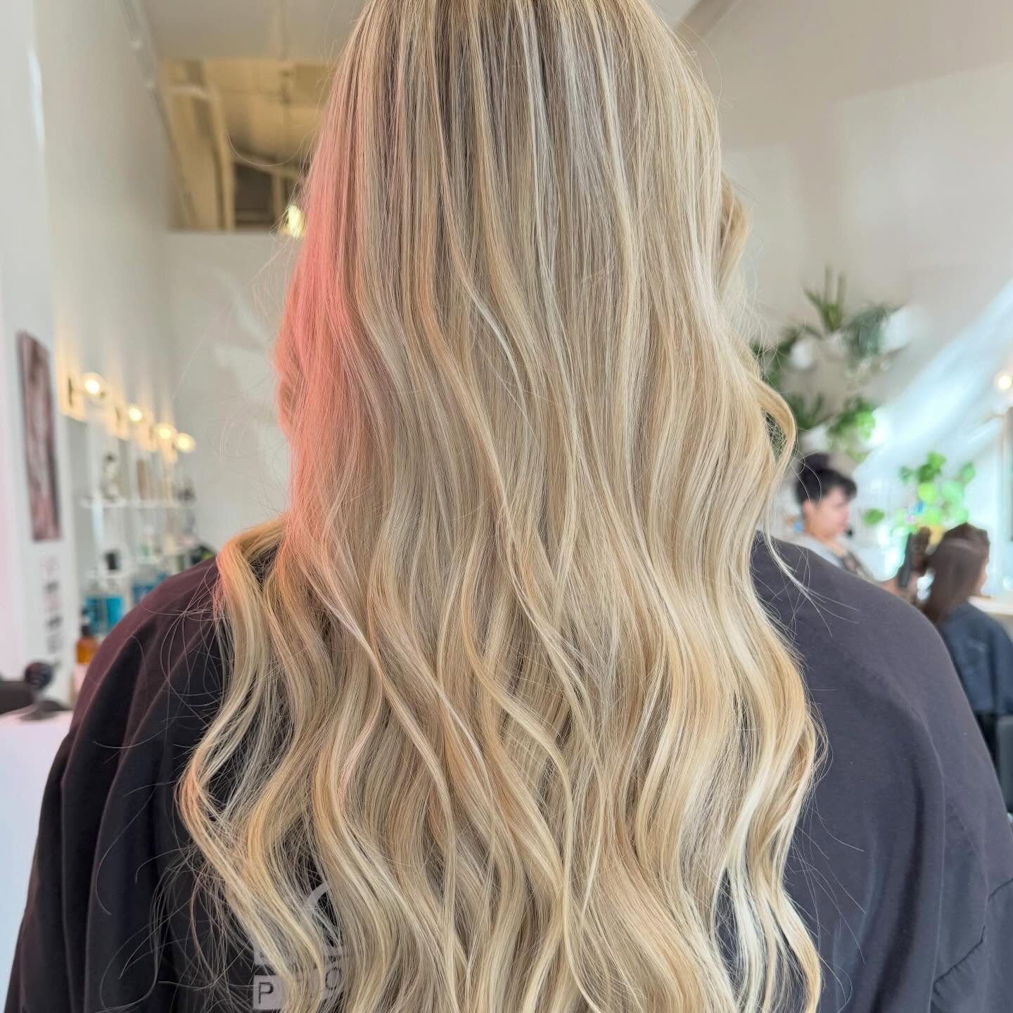 @hair.by.ashleyhokanson 
Soft dimension, seamless blend, and that lived-in blonde we all love 💕
Book your free consultation today!