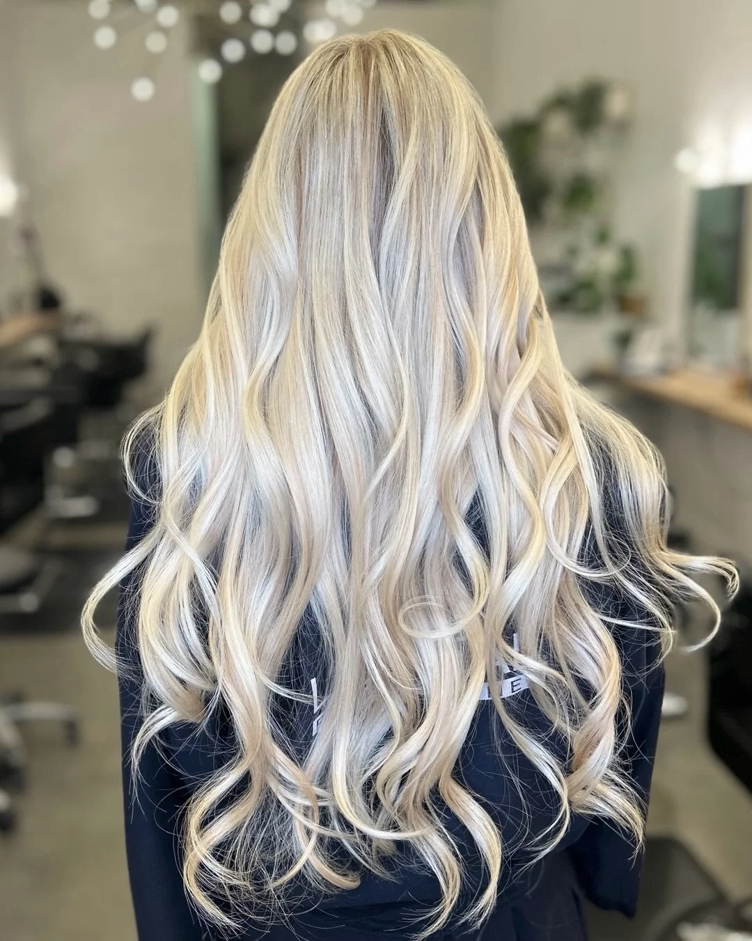 Soft dimension, clean lift, and a tone that stays bright without feeling overworked.

Blonde done right is all about balance, this one keeps it effortless.
Book your consultation with @goodvibe.hair today