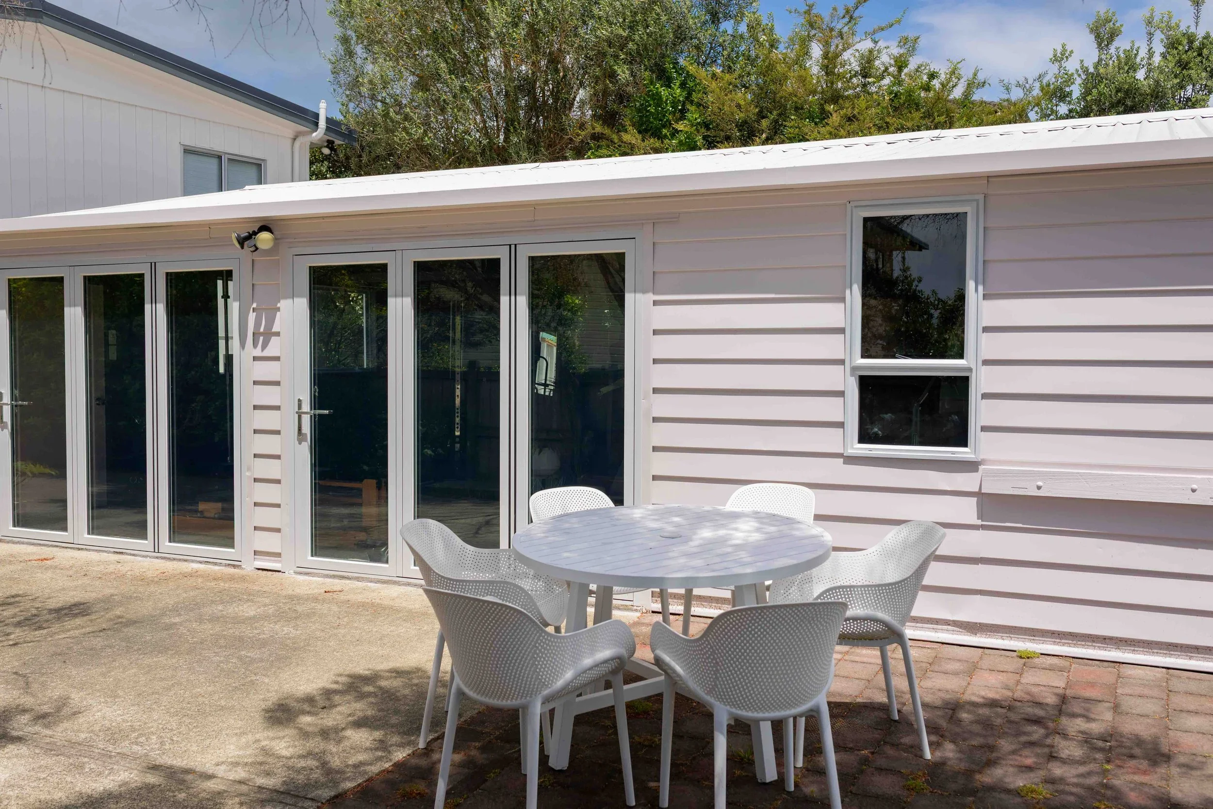 WEB_studio_exterior_paint_reveal_aalto_kindle_Photography_by_Dominey_Flores_The_Cosy_Notes-5.webp