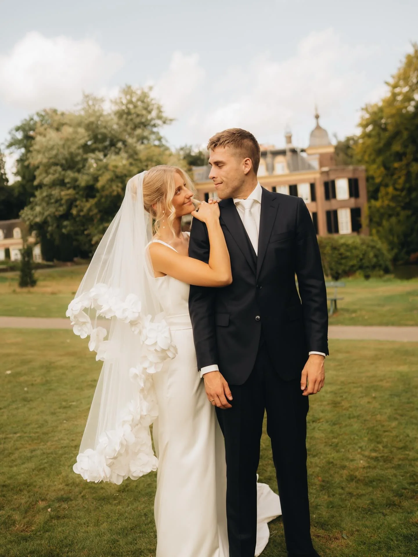 De bruiloft van Willemieke &amp; Bart 🤍

Op 4 september 2025 trouwden Willemieke &amp; Bart.
En niet op een trouwlocatie, maar in de achtertuin van haar ouders.

Voor mij was dit ook de eerste keer dat ik een hele trouwdag bij mensen thuis begeleidd